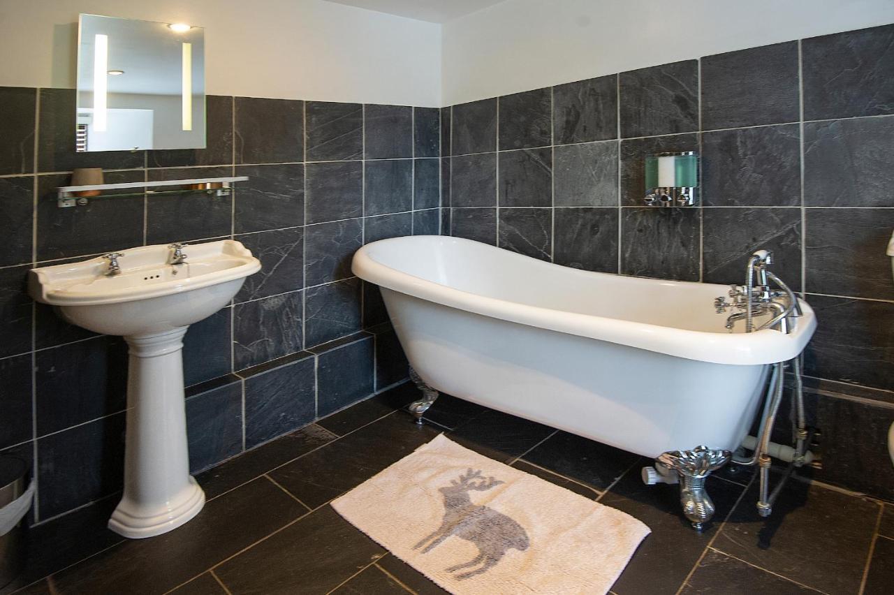 Falls View Double Room Bath