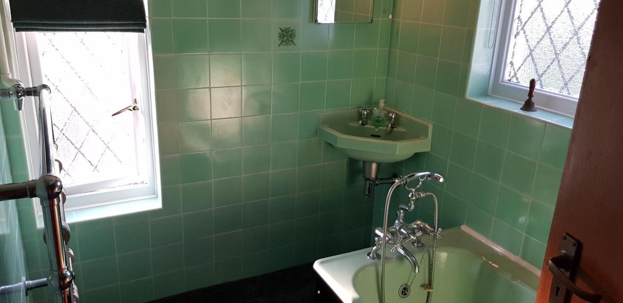 Deluxe Twin Room Private External Bathroom