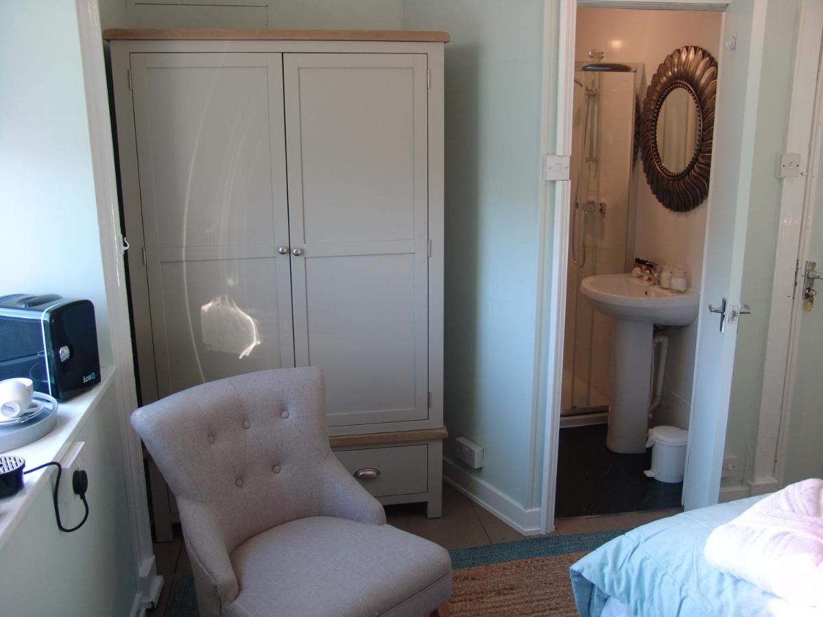 Deluxe Double Room Shower