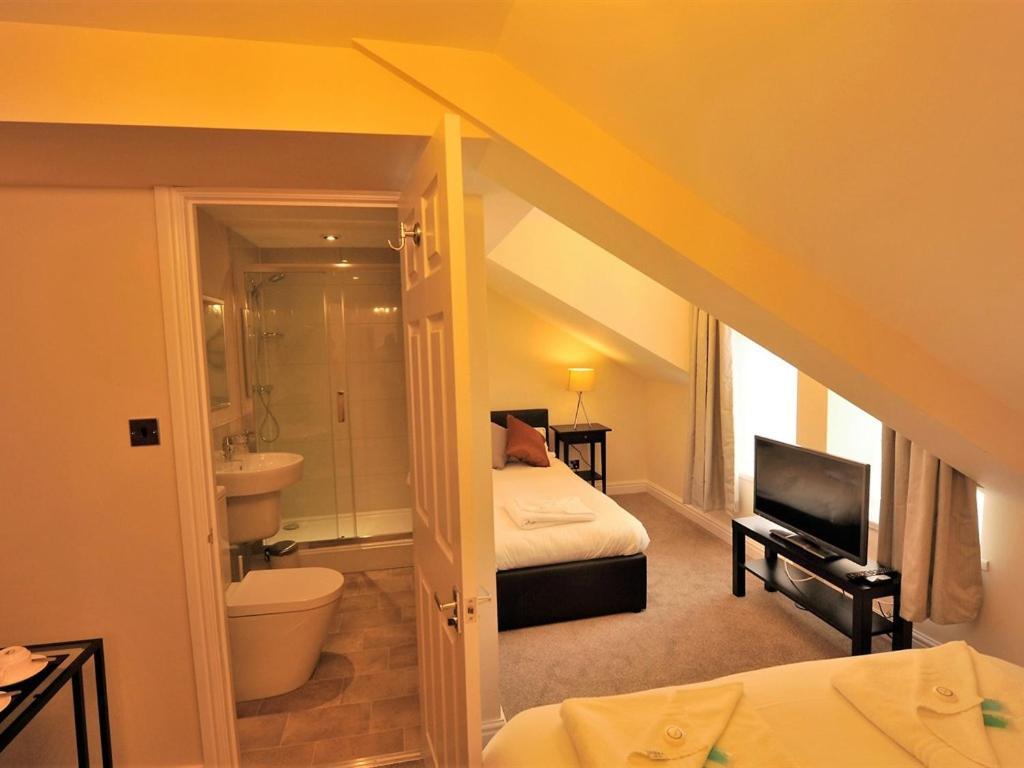 Triple Room Shower