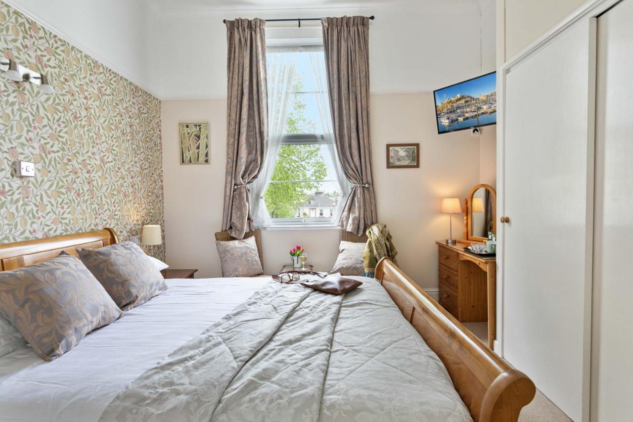 Zimmer mit Kingsize-Bett und Gartenblick.