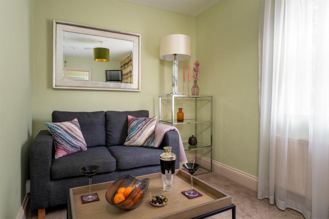 Classic One-Bedroom Apartment King Bed,1142631862:JPEG