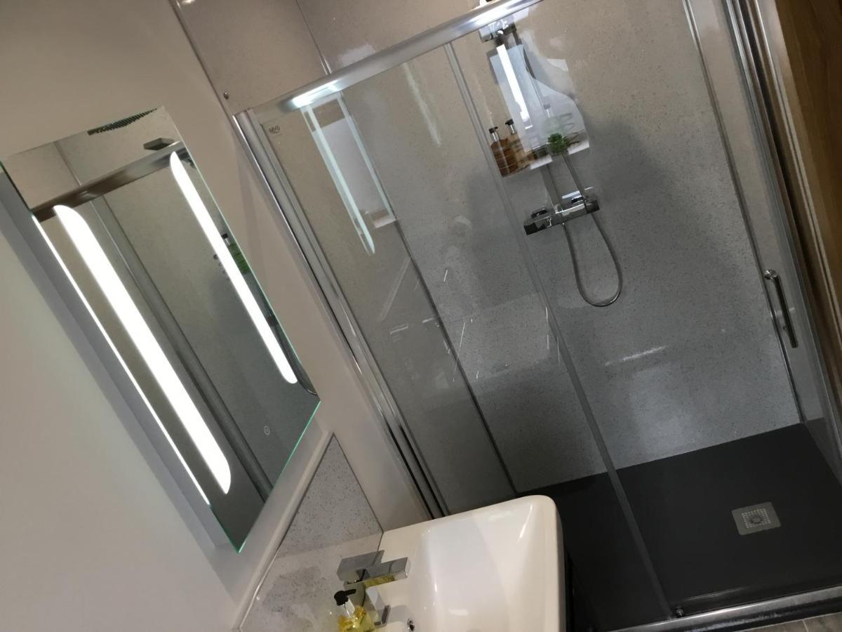 Family Room with Shower,1142650945:JPEG