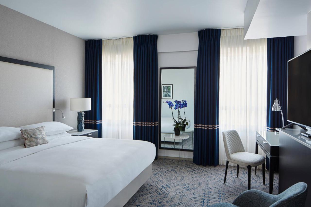 Superior King Room with Square View