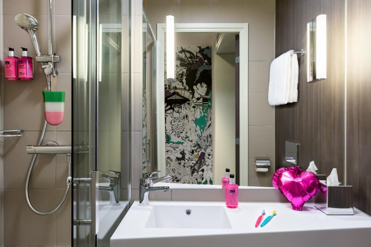 Moxy Queen Room,1387933178:JPEG