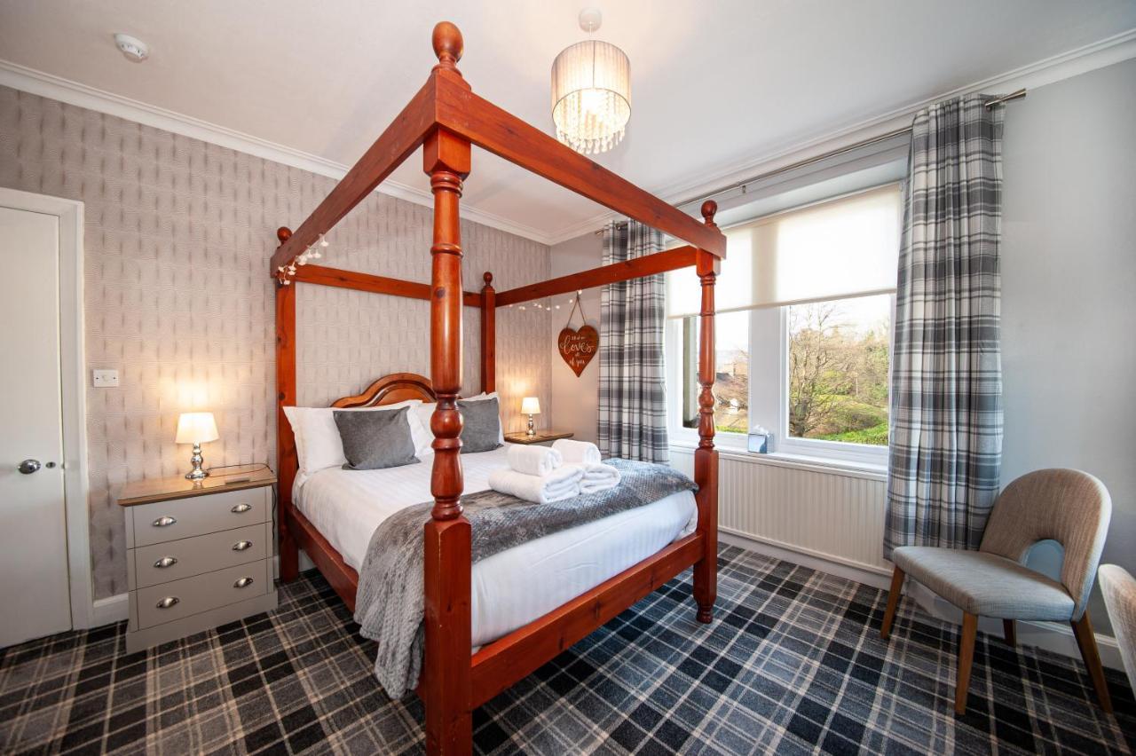 Superior Double Room Four-Poster Bed 2