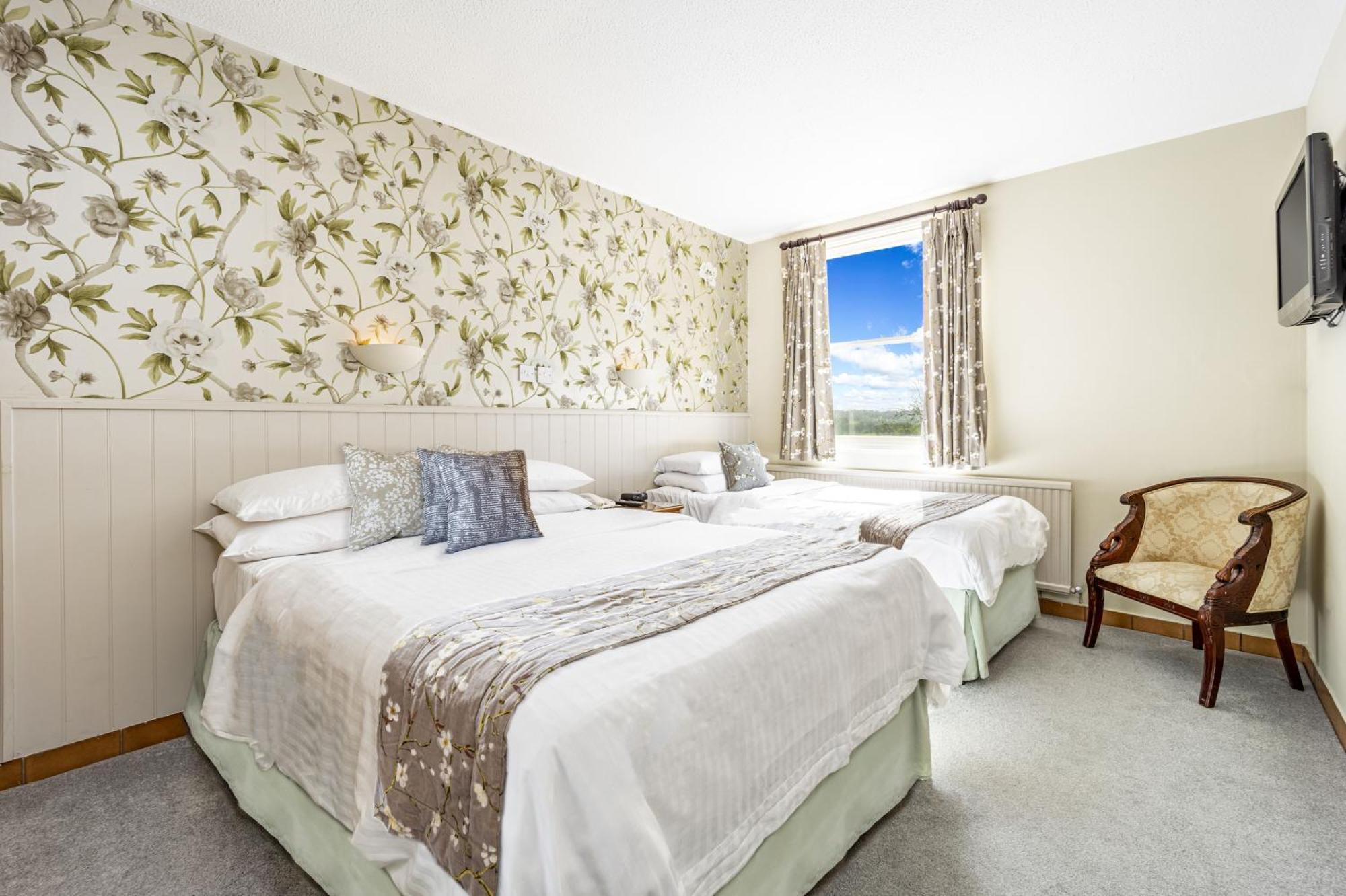 Family Room with Double and Single Beds - Non-Smoking
