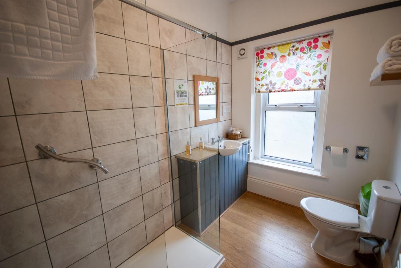 Deluxe Double Room Shower