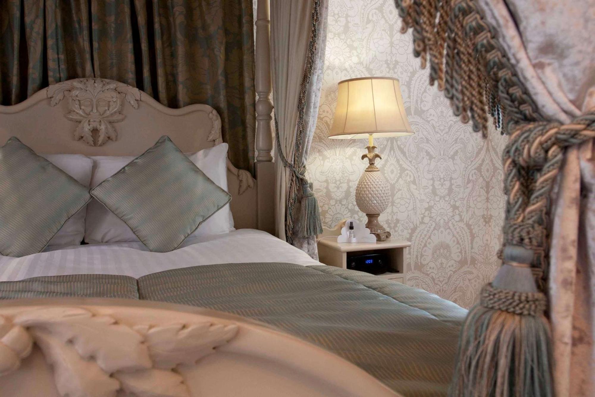 Suite with King Bed - Non-Smoking,1274165518:JPEG