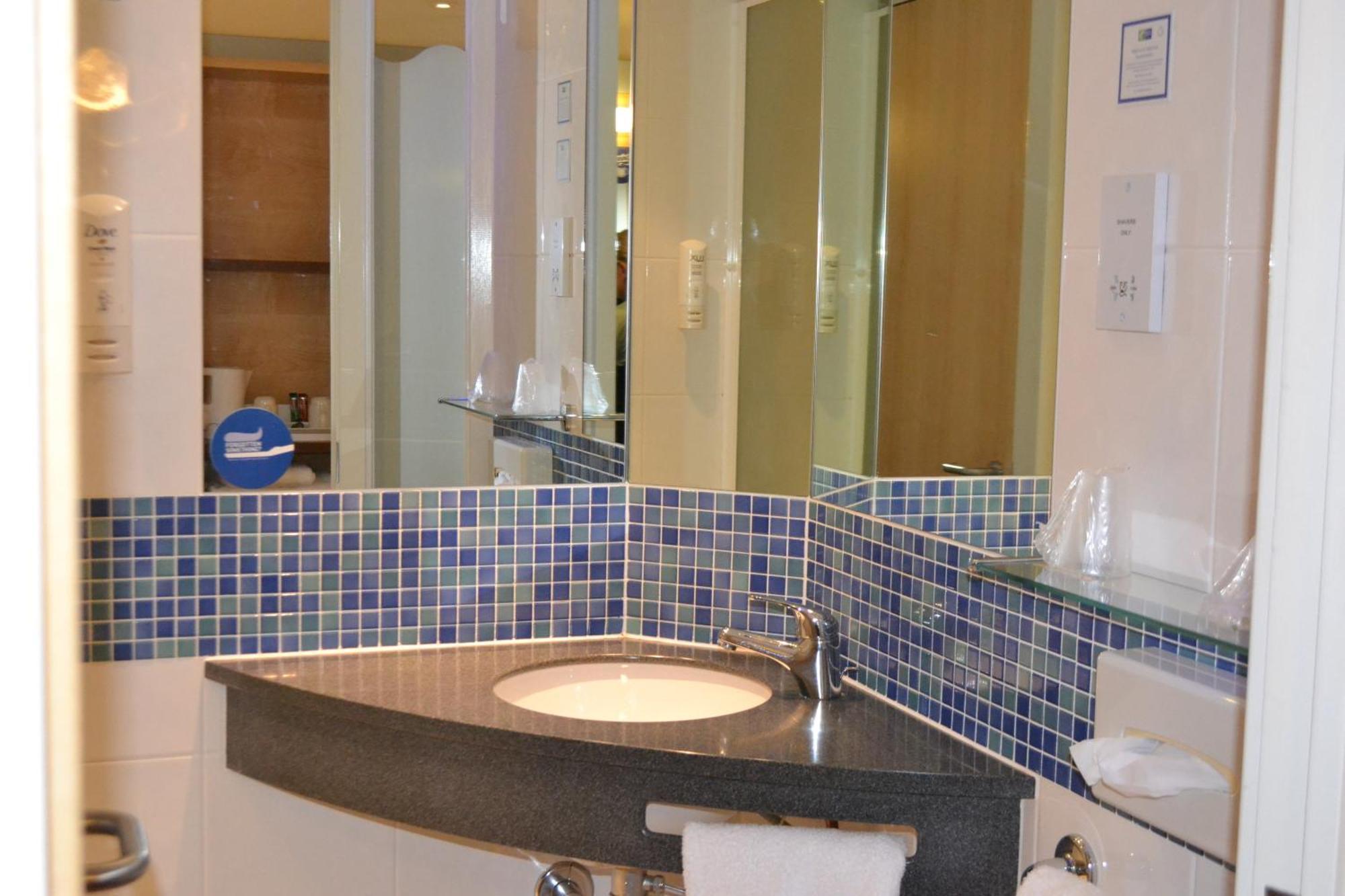 Standard Twin Room with Free Hot Breakfast
