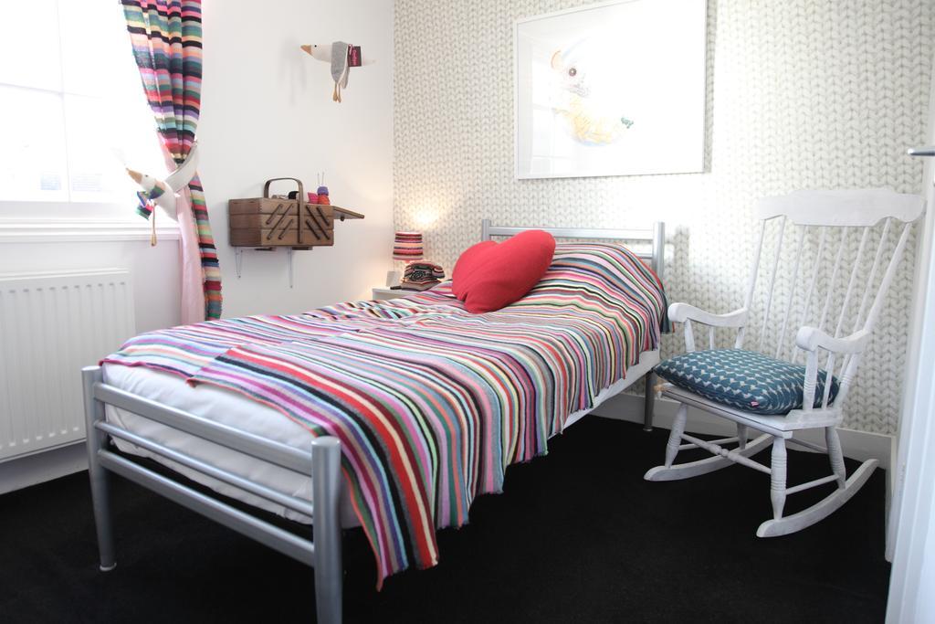 Single Room Do Knit Disturb