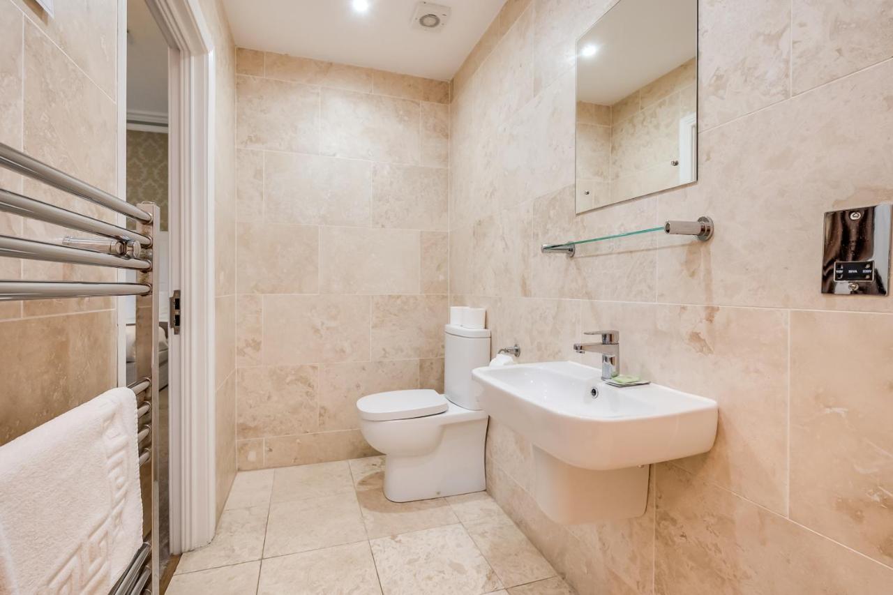 Deluxe Double Room Shower