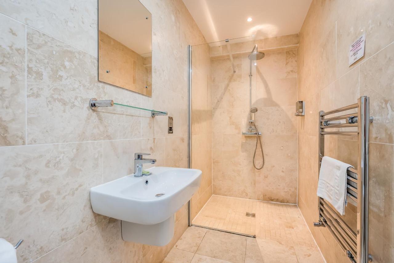Deluxe Double Room Shower