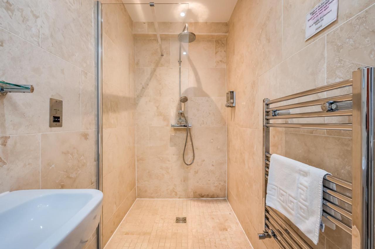 Deluxe Double Room Shower