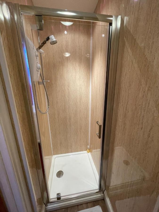 4Twin Room Shower