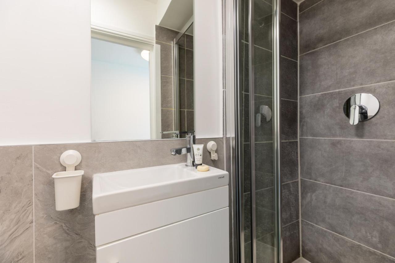 Single room Private External Bathroom