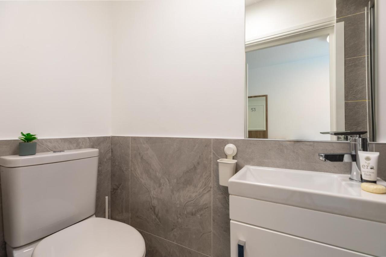 Single room Private External Bathroom