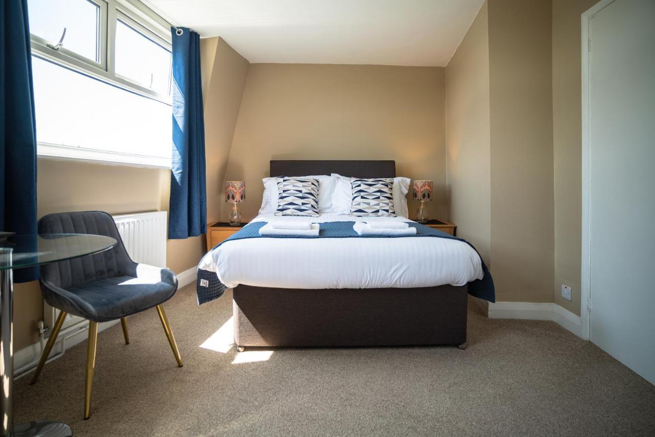 Deluxe Double Room Shower