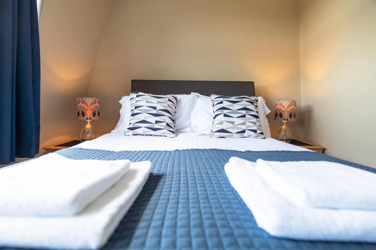 Deluxe Double Room Shower