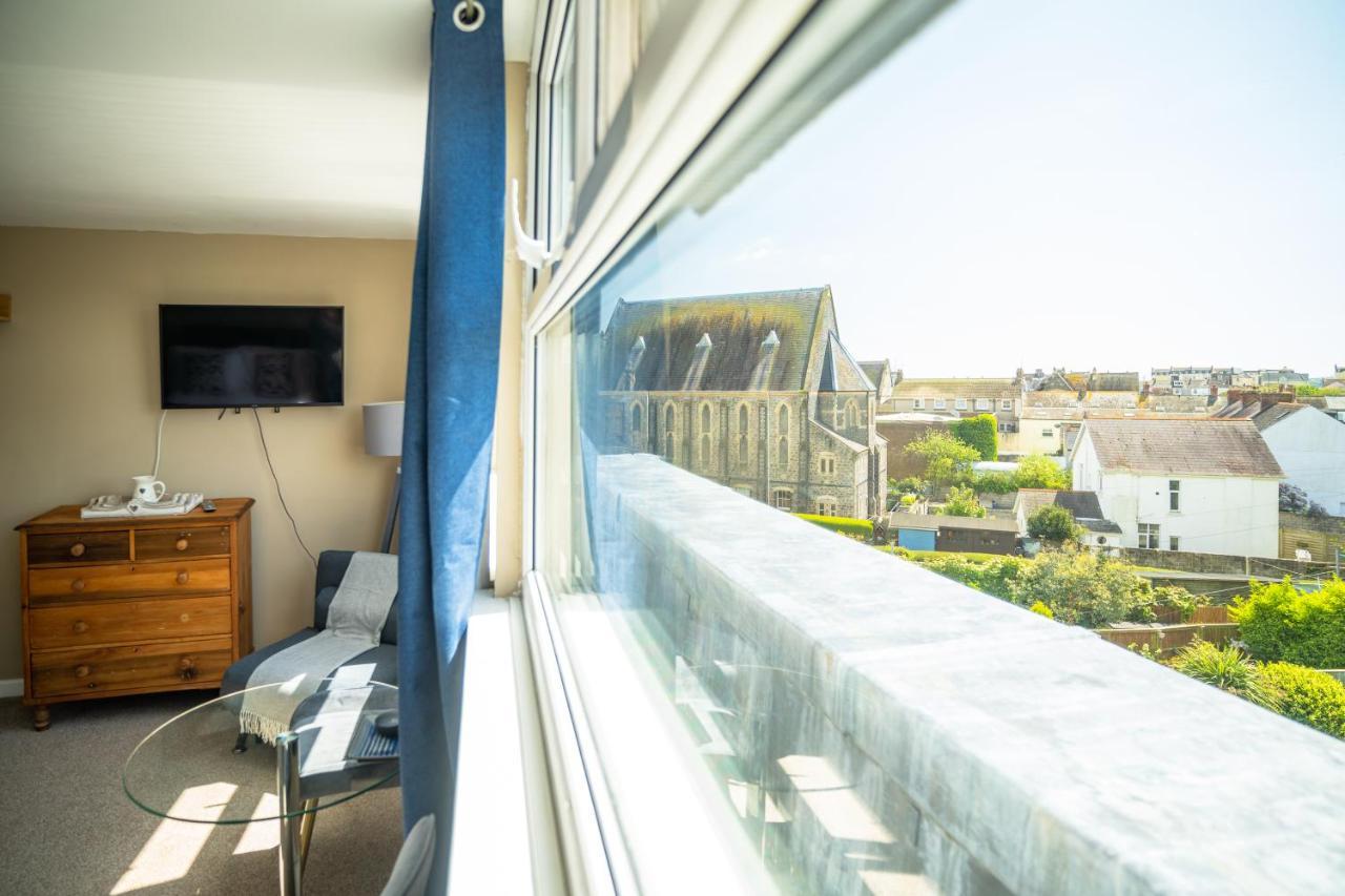 Deluxe Double Room Shower