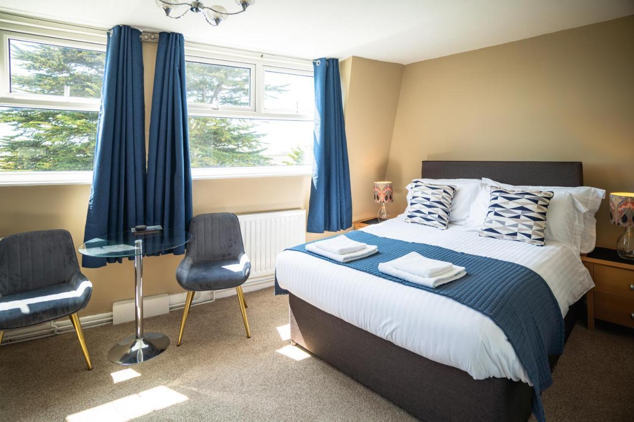 Deluxe Double Room Shower