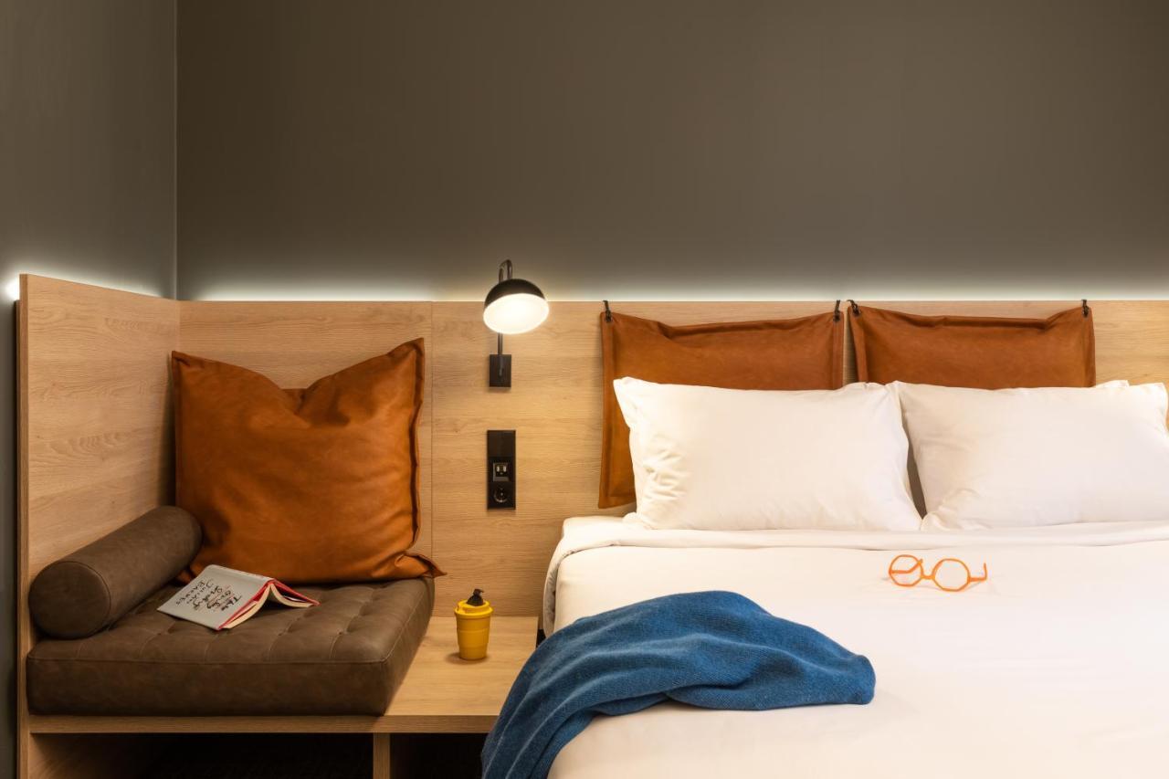 Moxy Extra Sleeper Queen Room with Sofa Bed
