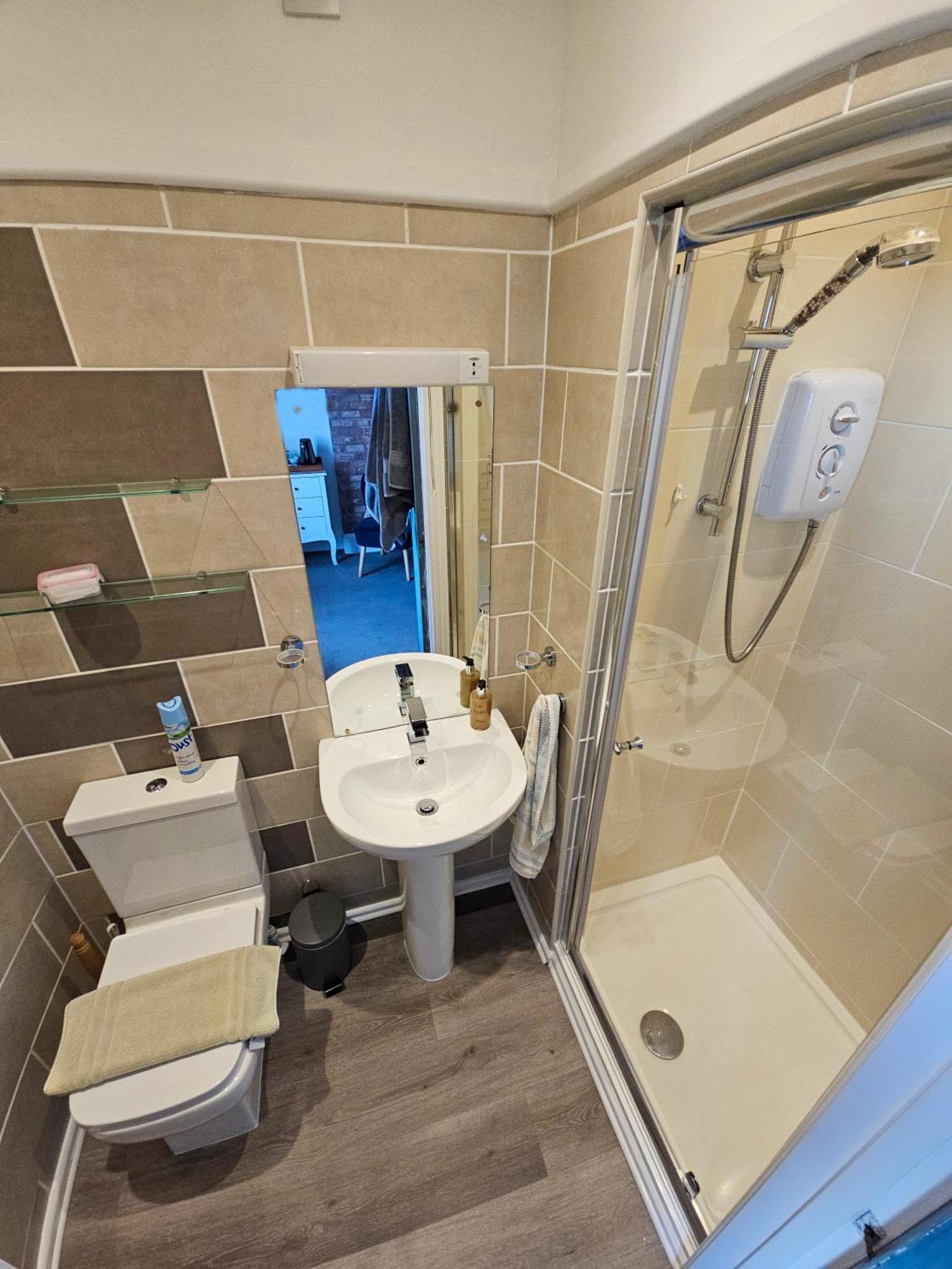 Large King-Size Room,1739418826:JPEG