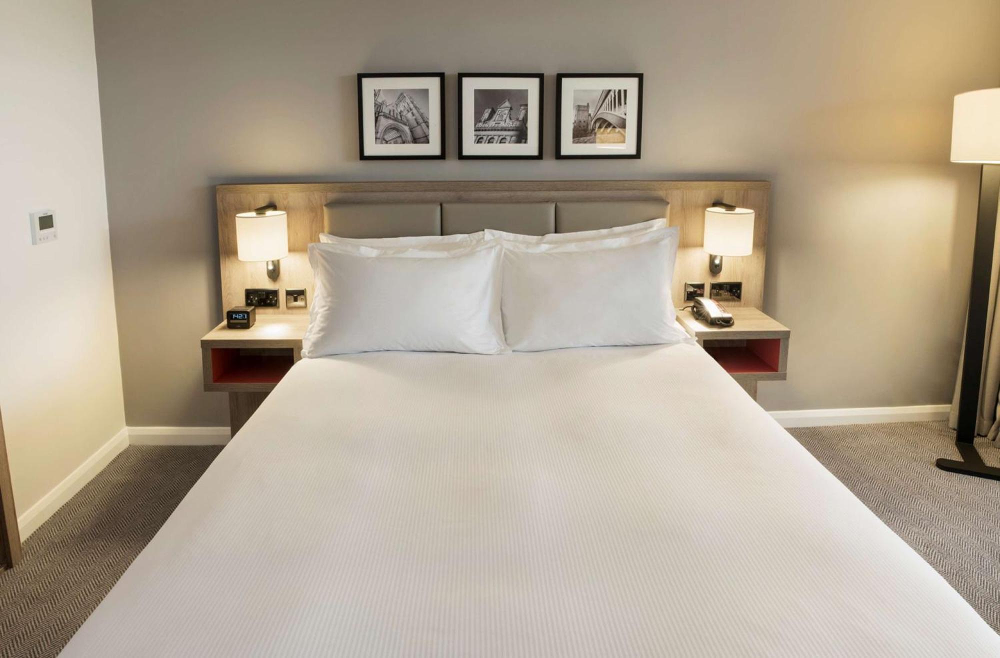 Quarto com Cama King-size e Vista do Estádio
