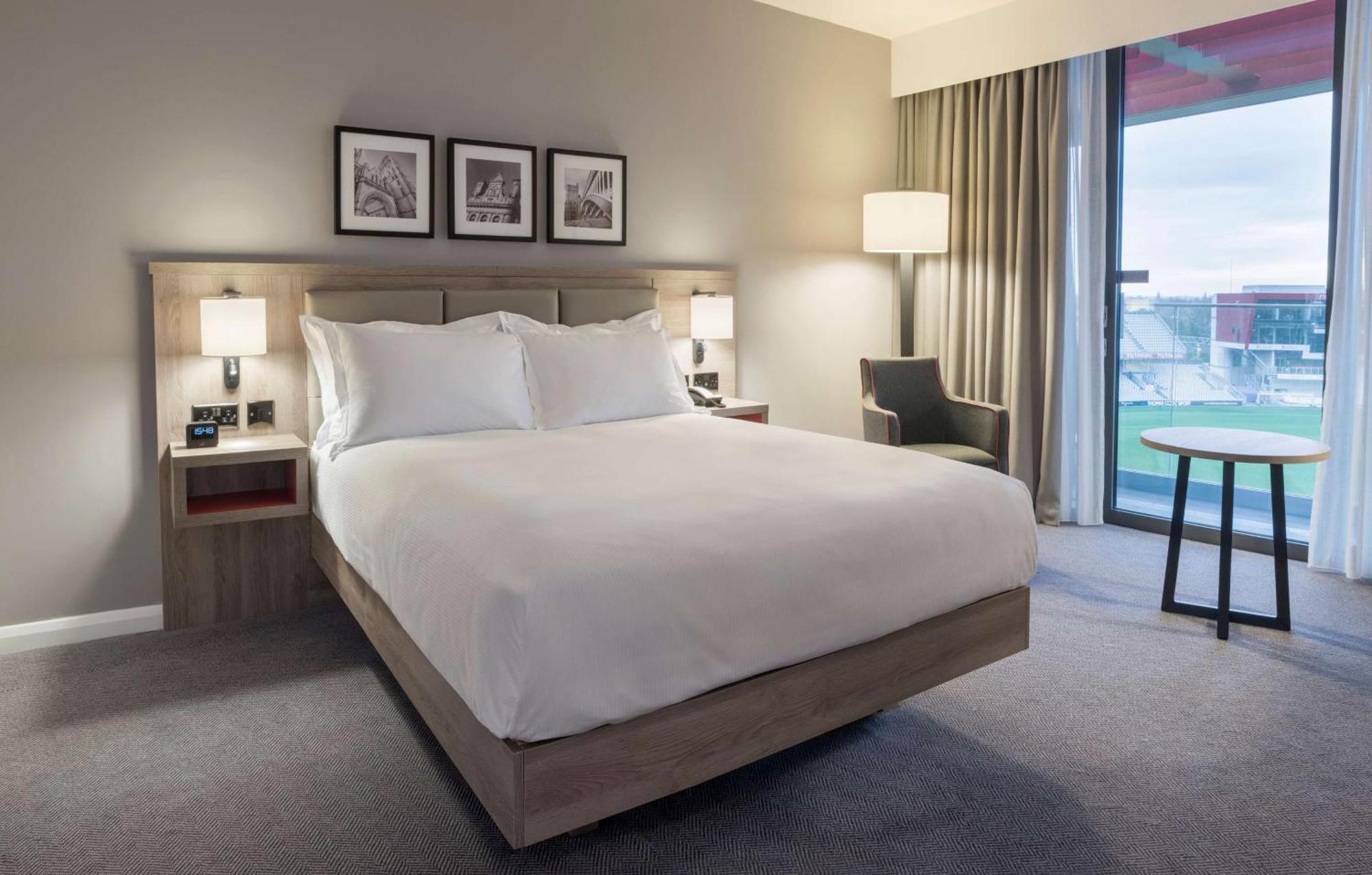 Quarto Deluxe com Cama King-size e Vista do Estádio