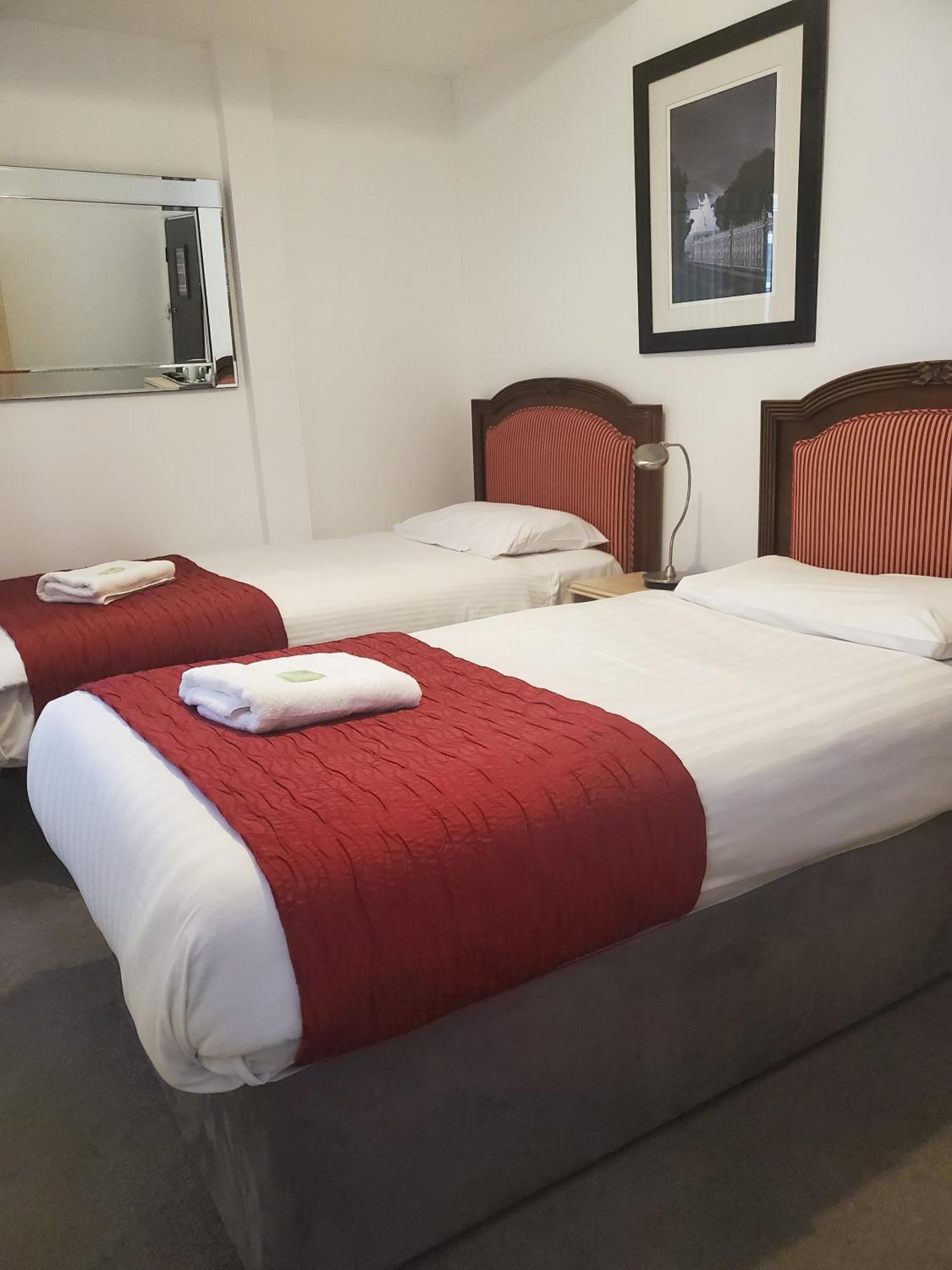 Tweepersoonskamer met 2 Aparte Bedden en Eigen Badkamer