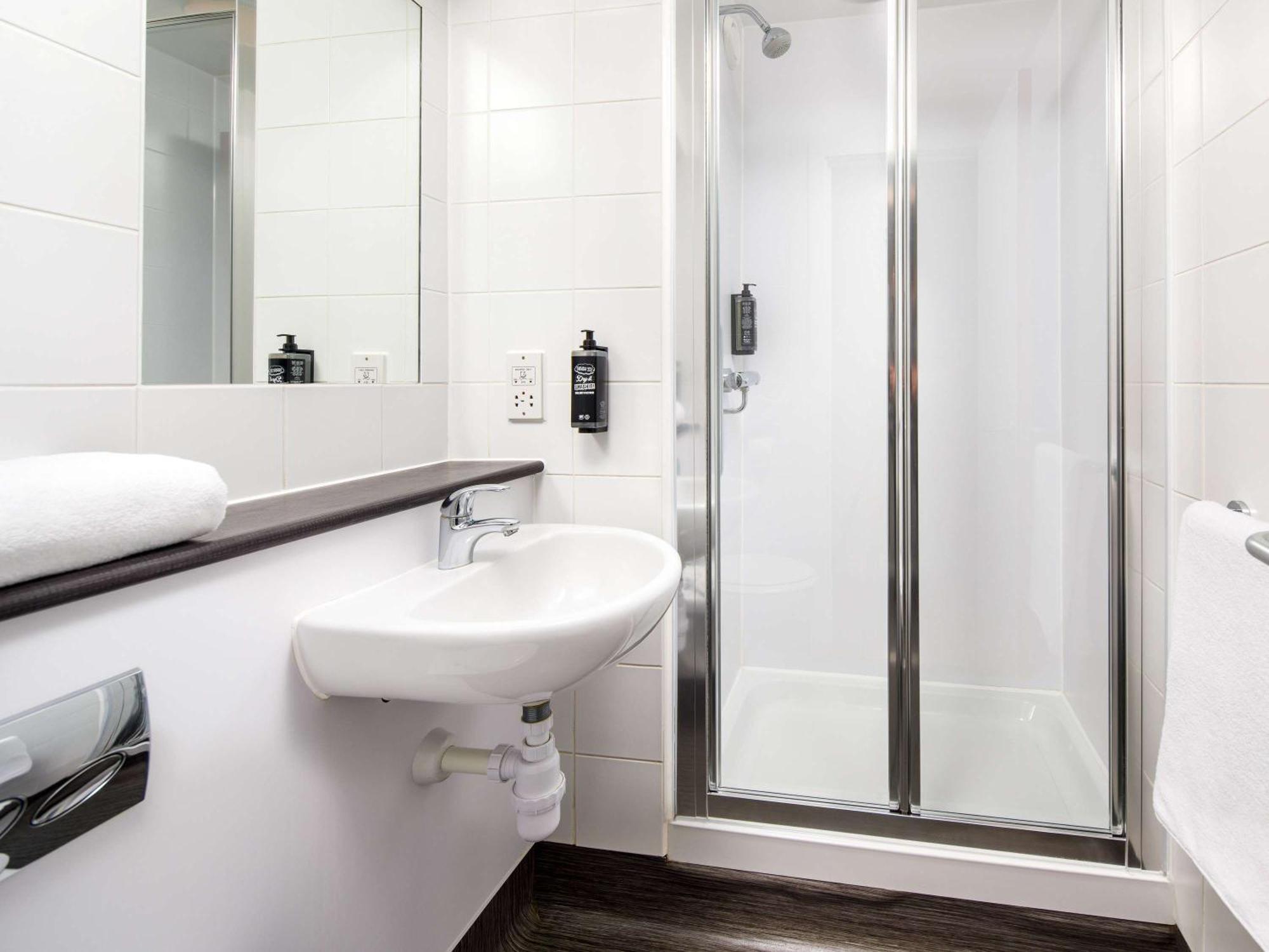 Standard Room With Three Single Beds,1718524341:JPEG