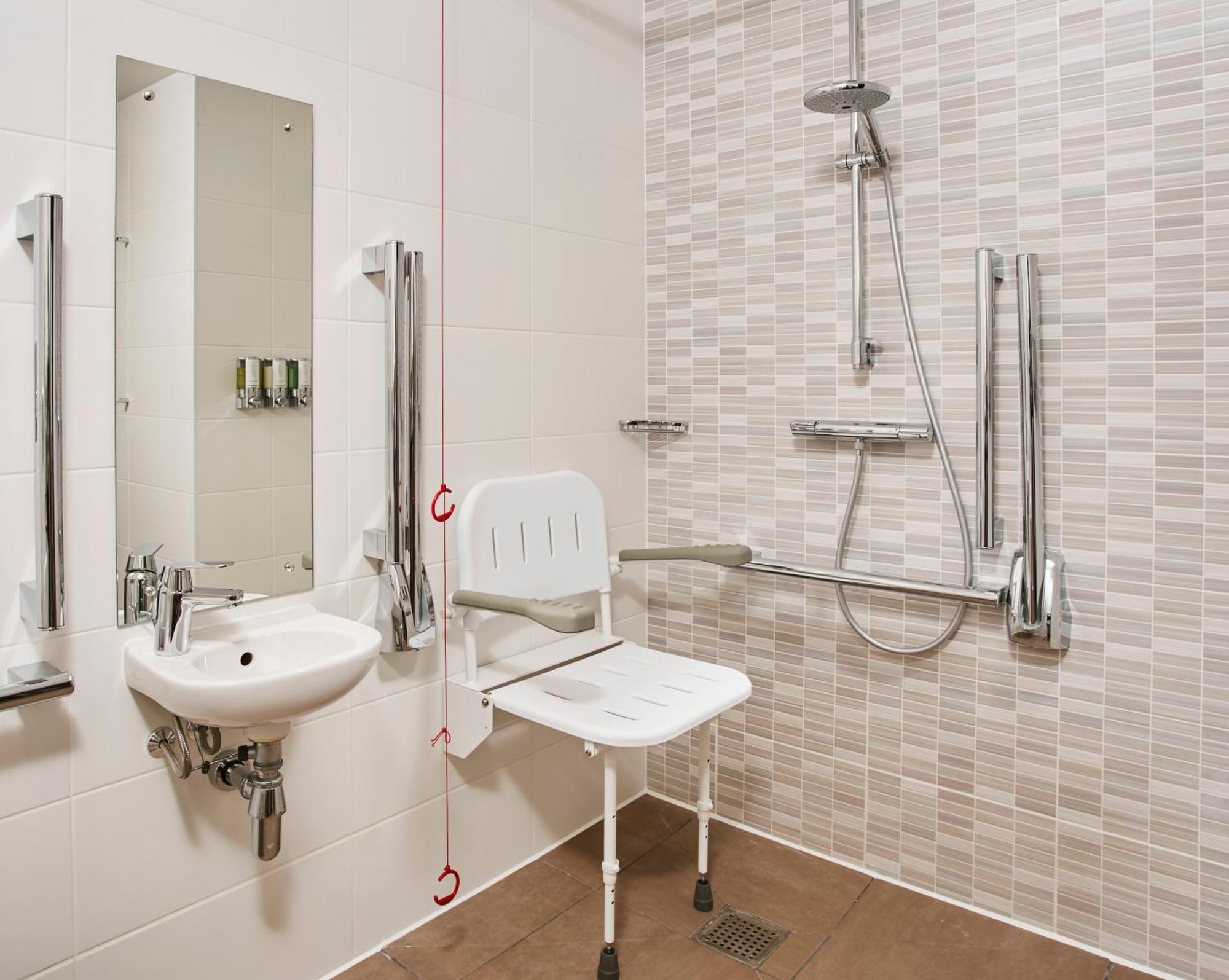 Queen Room Accessible