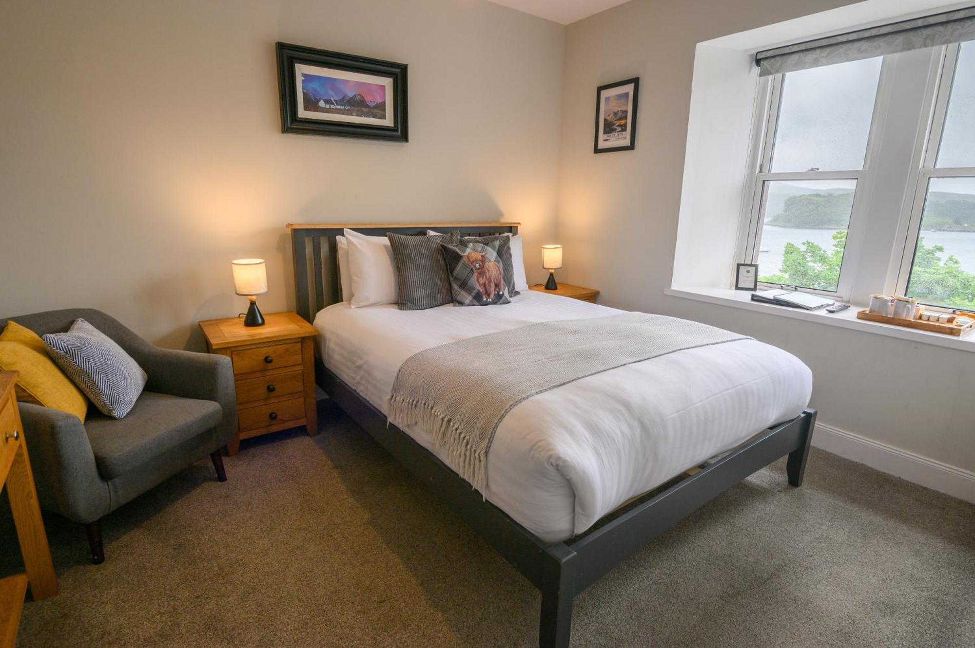 Zimmer mit Kingsize-Bett und Meerblick
