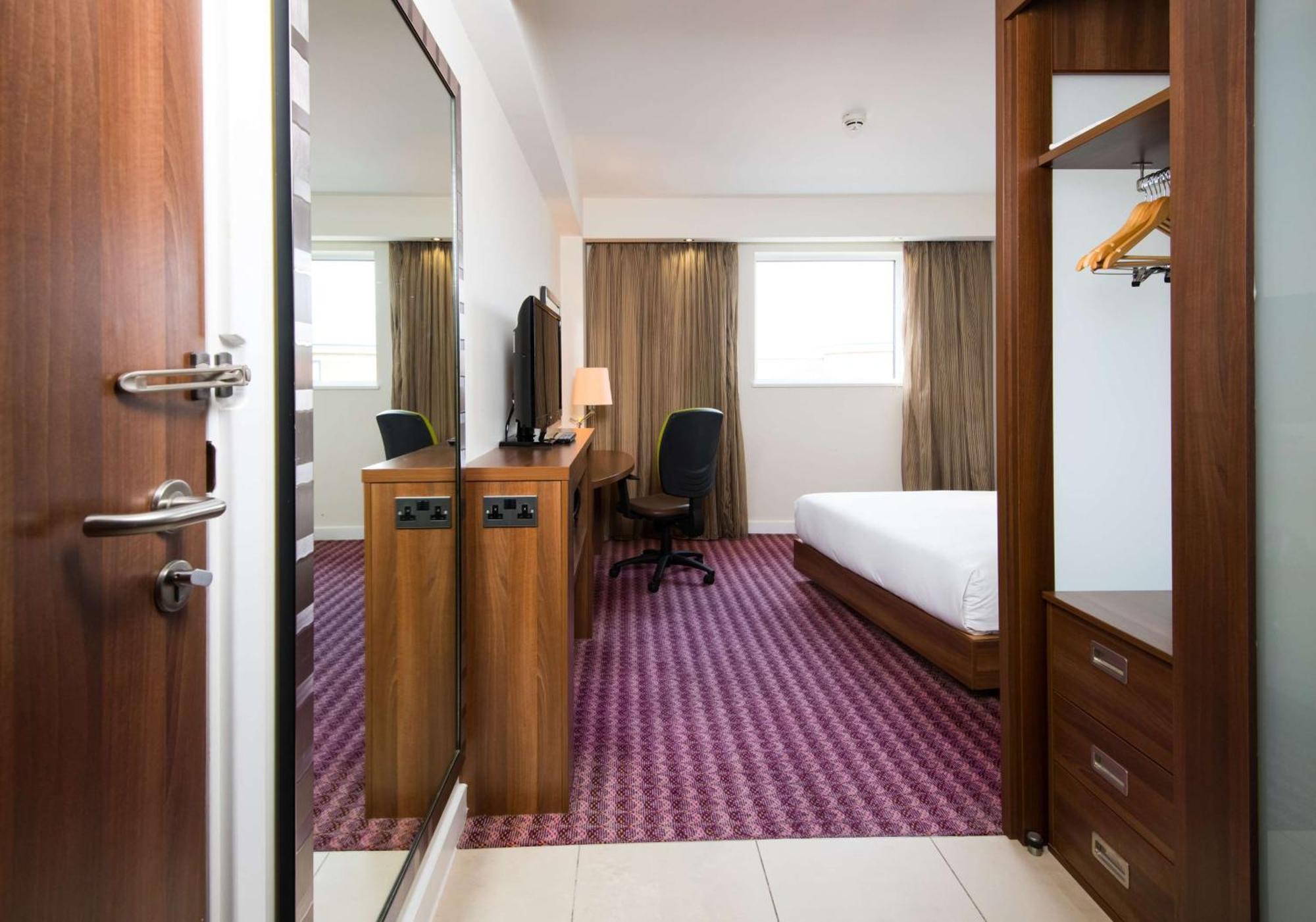 Habitación con cama grande adaptada para personas de movilidad reducida
