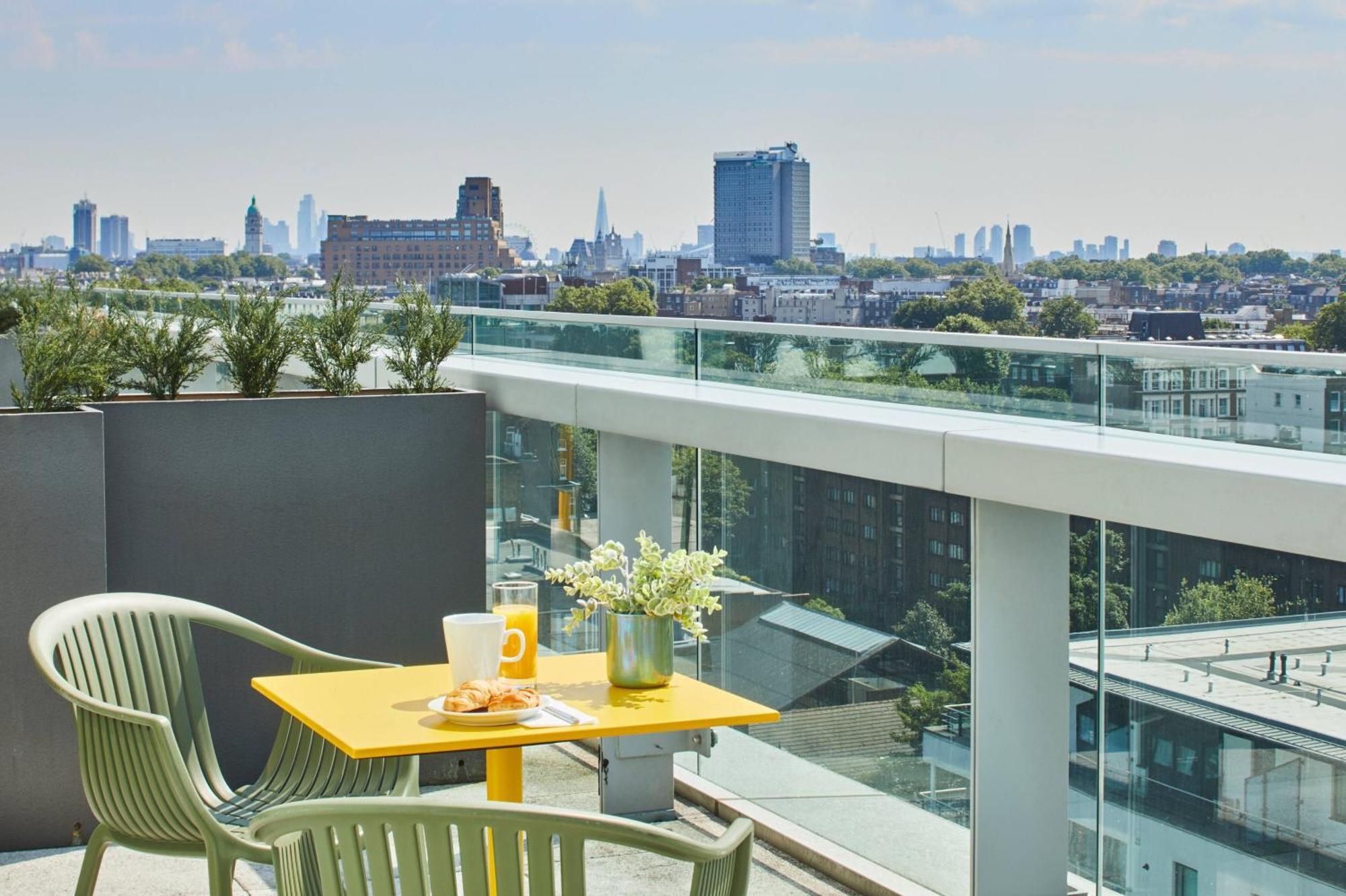 Deluxe One-Bedroom Suite City View