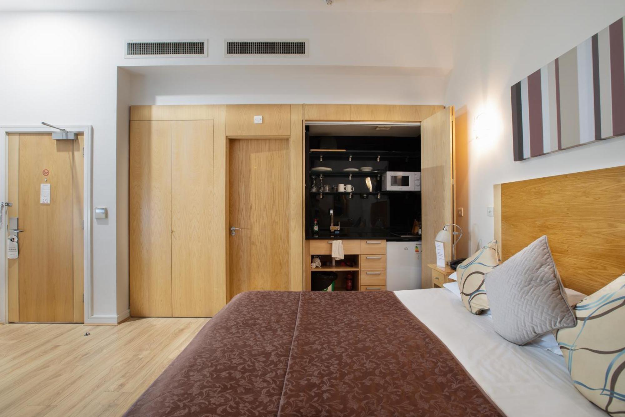 Executive Deluxe Studio Suite
