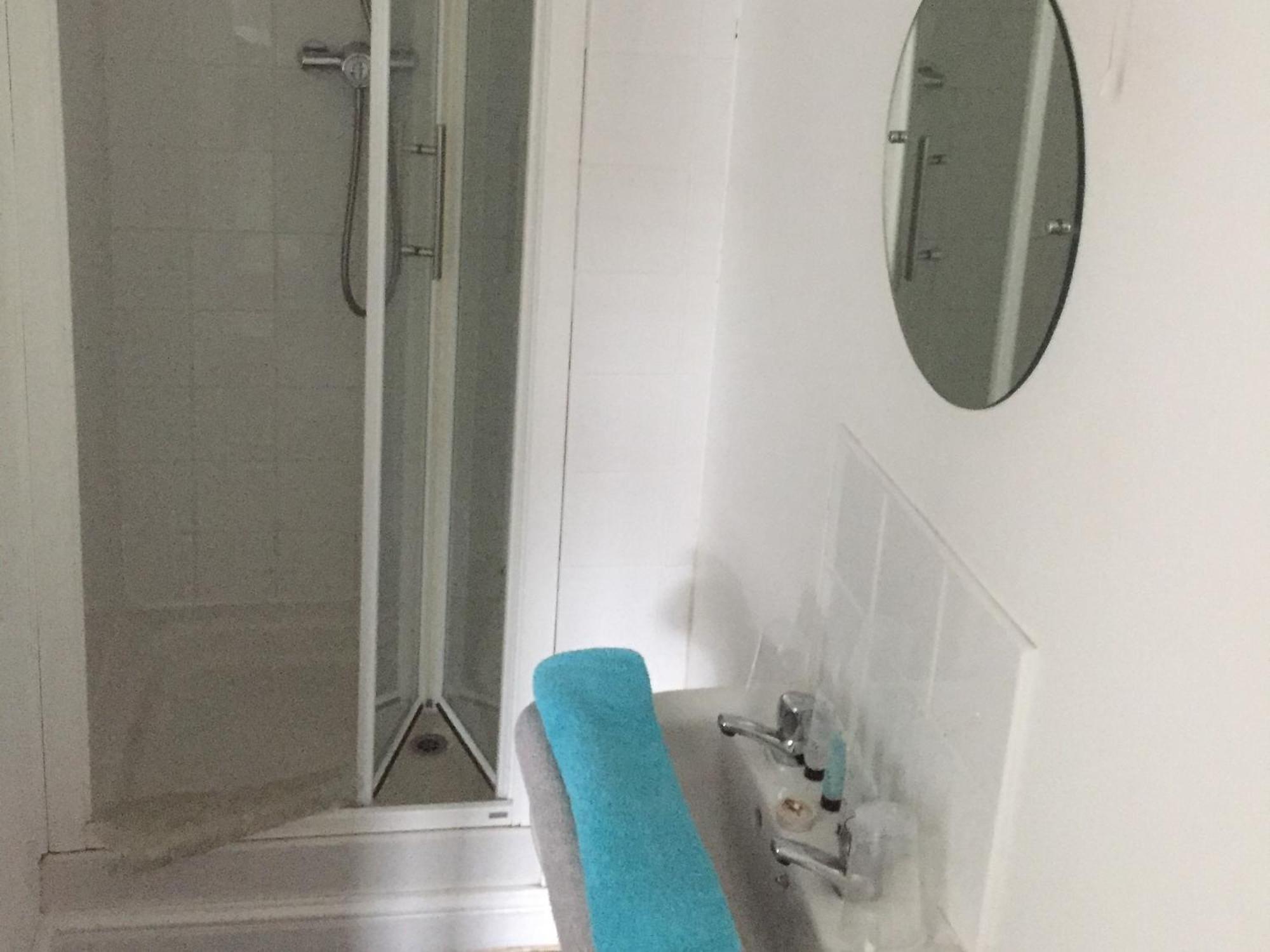Zweibettzimmer mit eigenem Bad