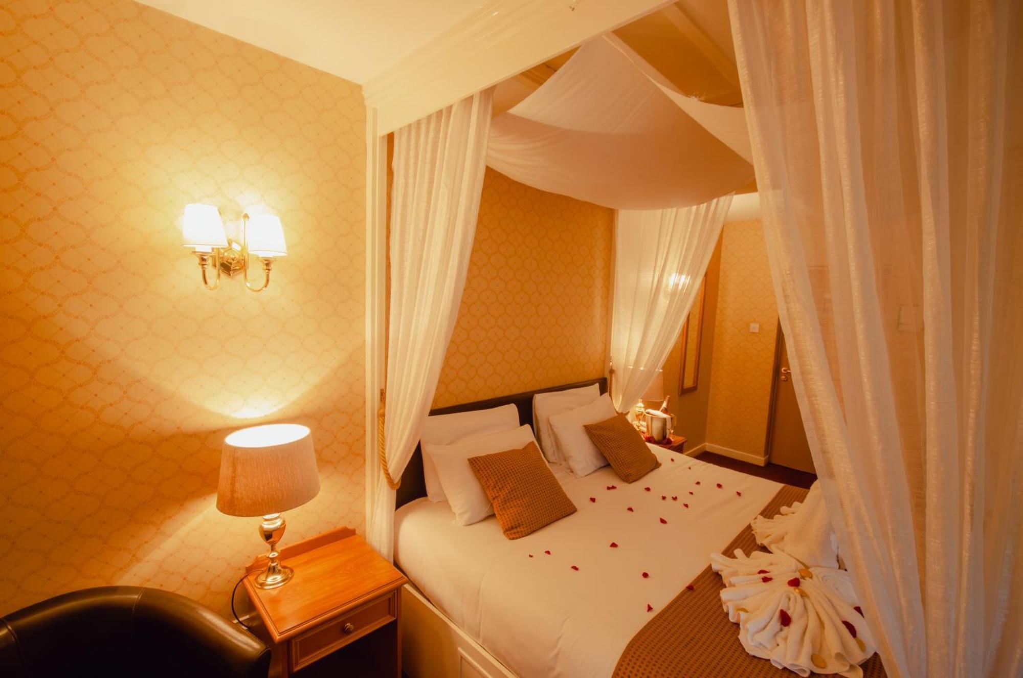 Double Room Four Poster Bed
