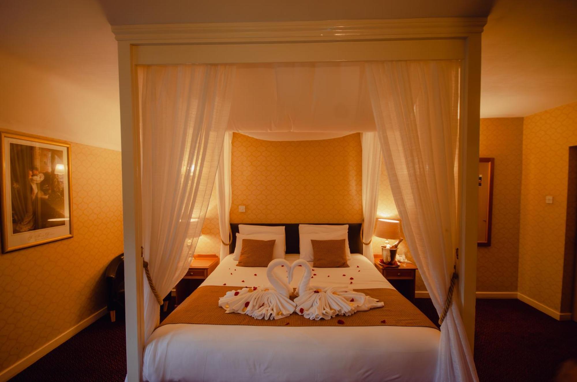 Double Room Four Poster Bed