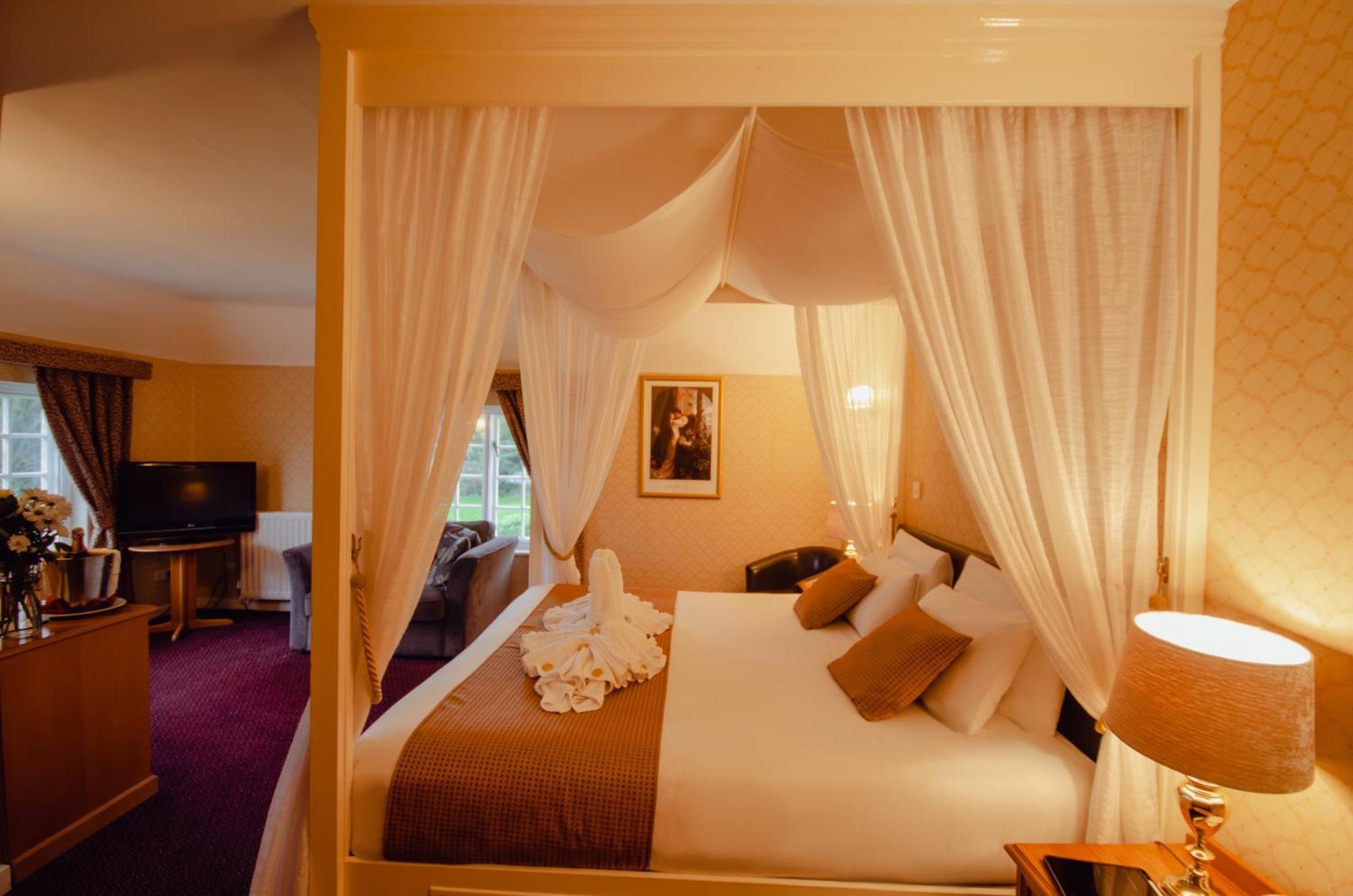 Double Room Four Poster Bed