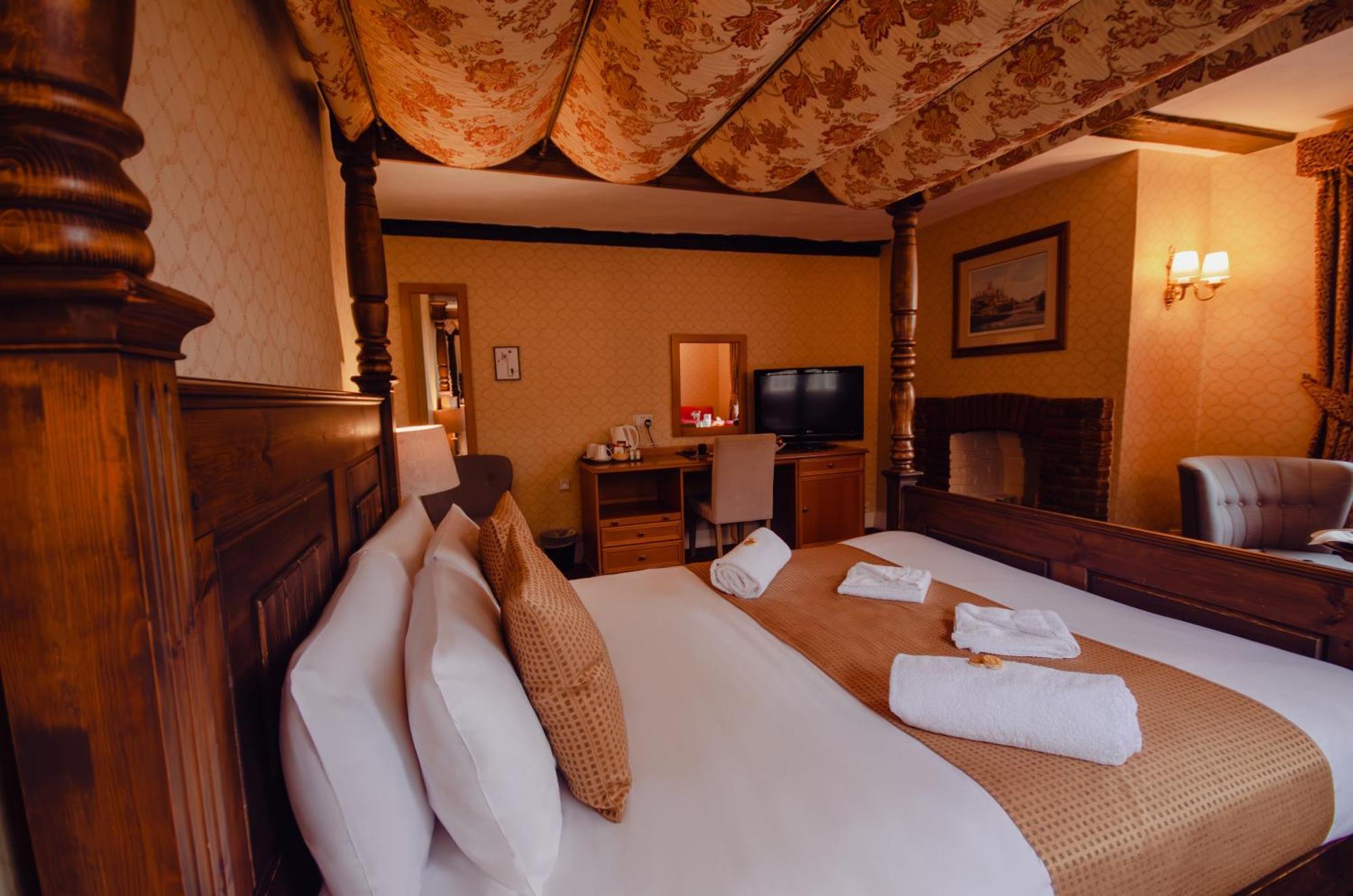 Double Room Four Poster Bed