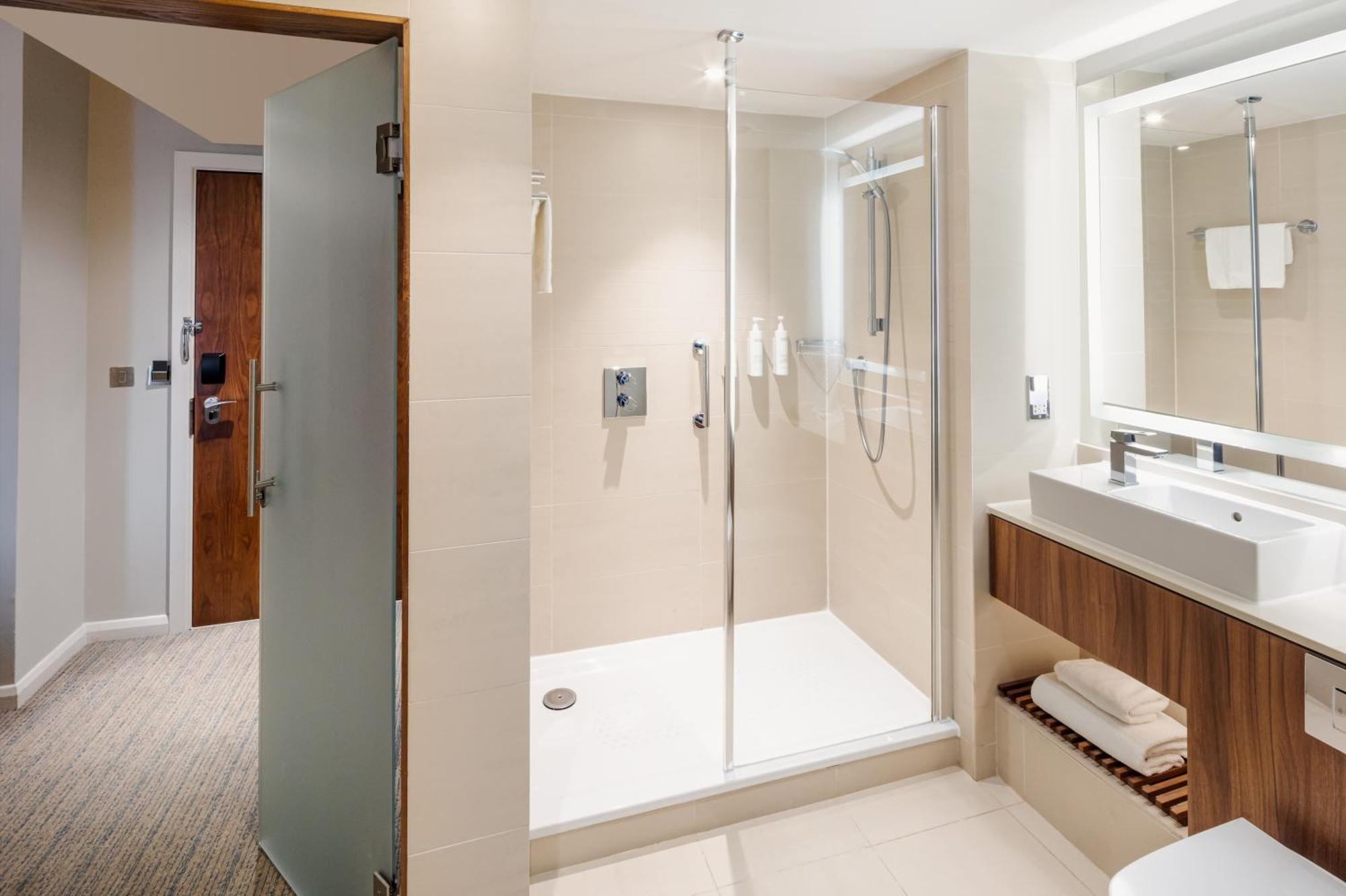 Habitación con cama grande