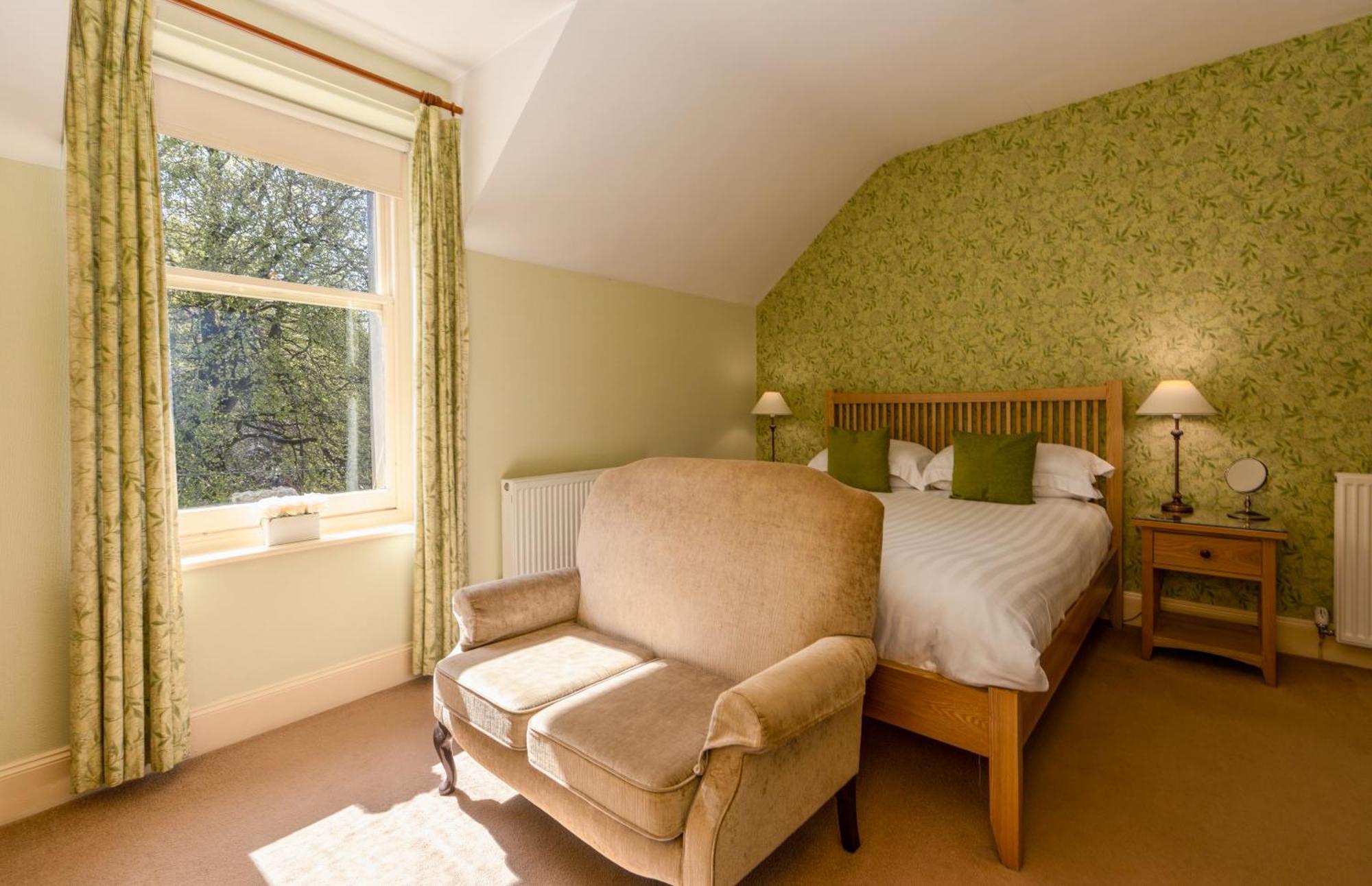 Deluxe King Room Seating Area