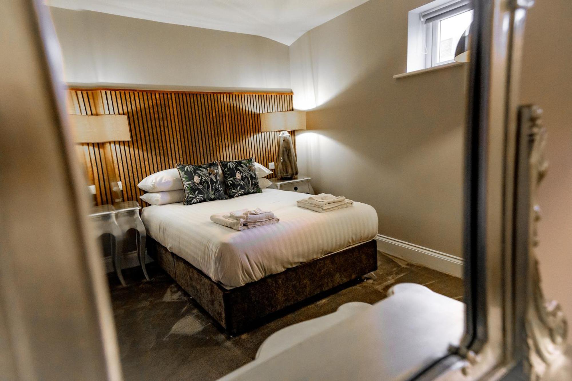 Deluxe Double Room Shower