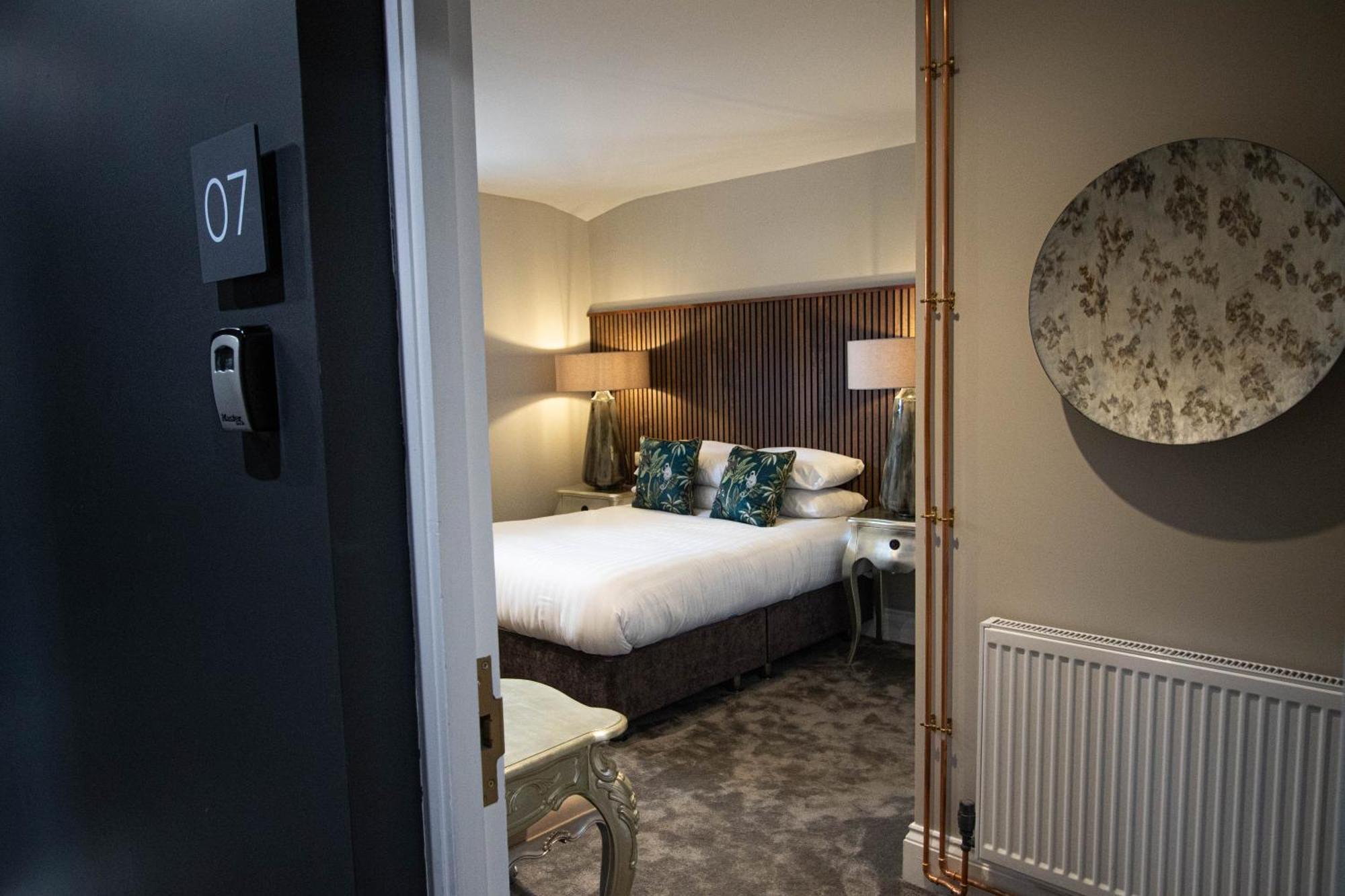 Deluxe Double Room Shower