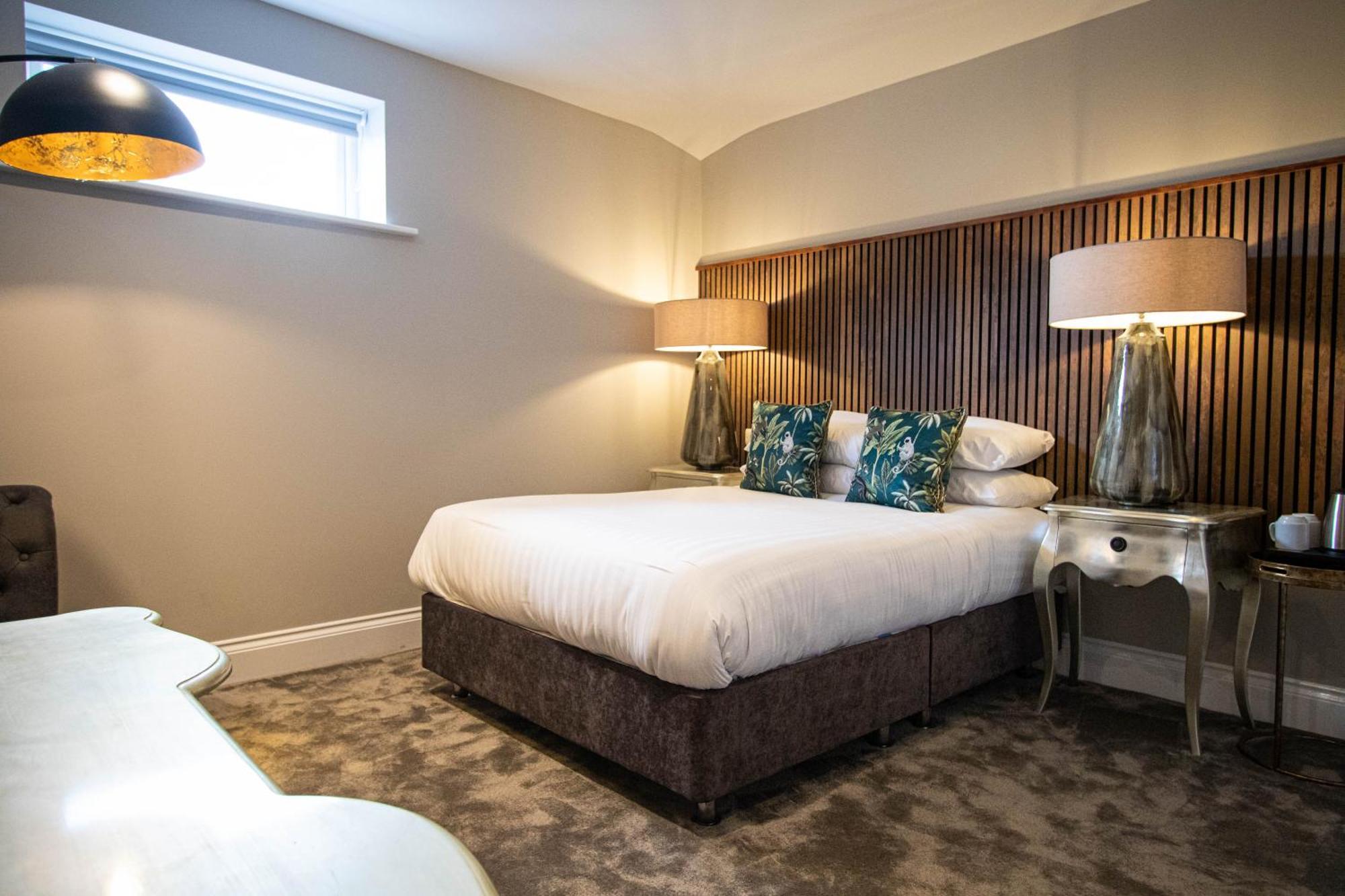 Deluxe Double Room Shower