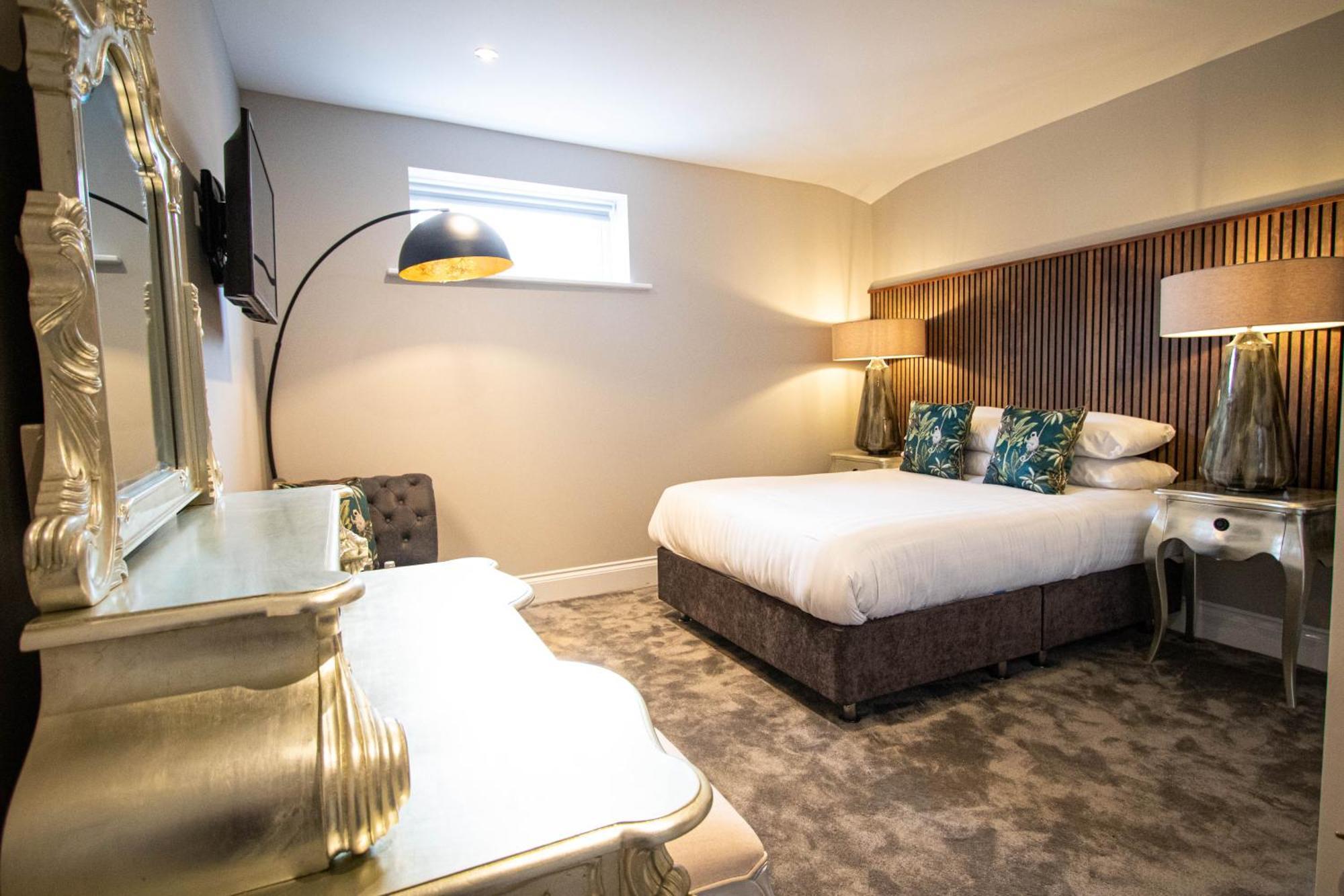 Deluxe Double Room Shower