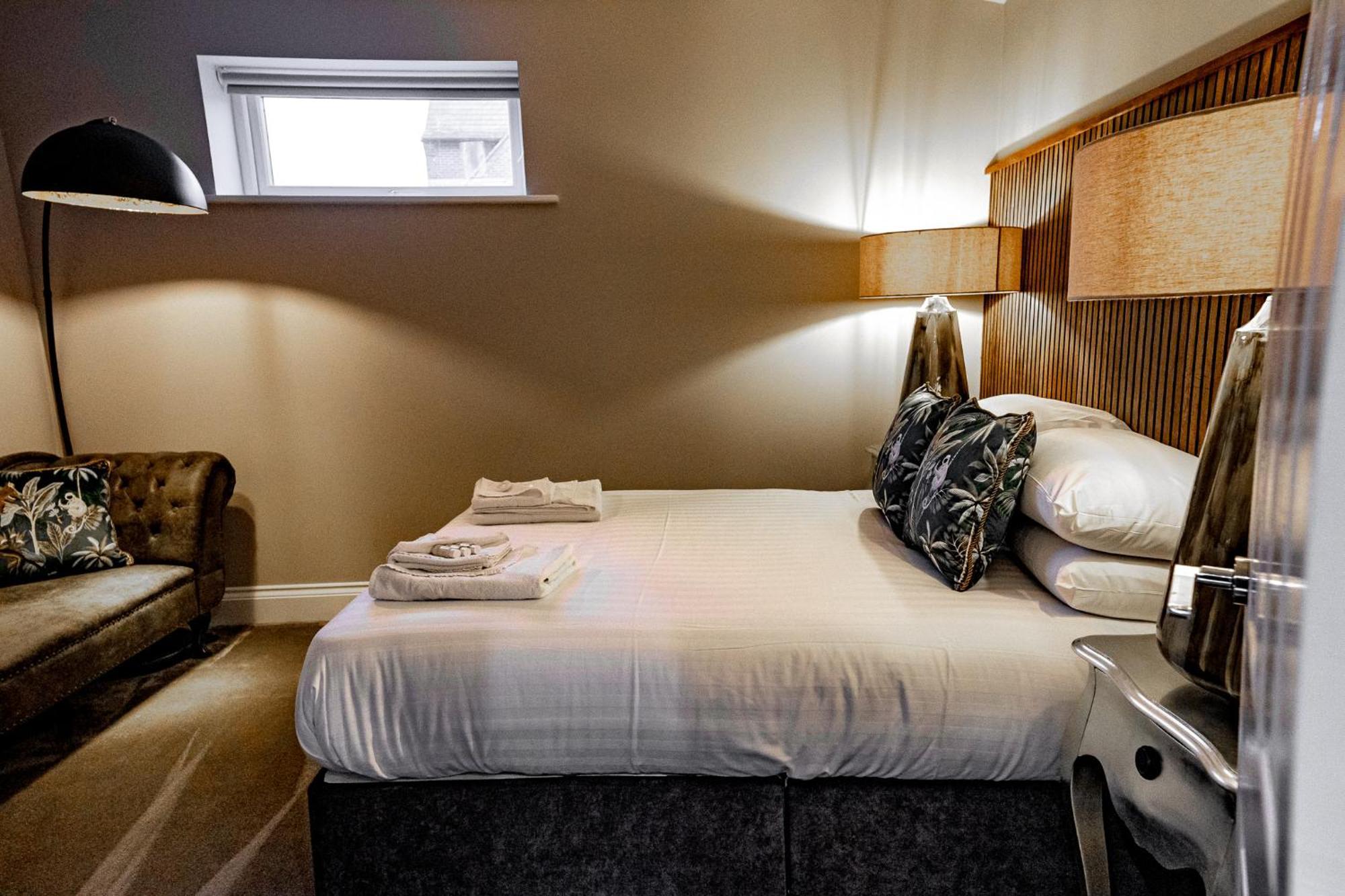 Deluxe Double Room Shower