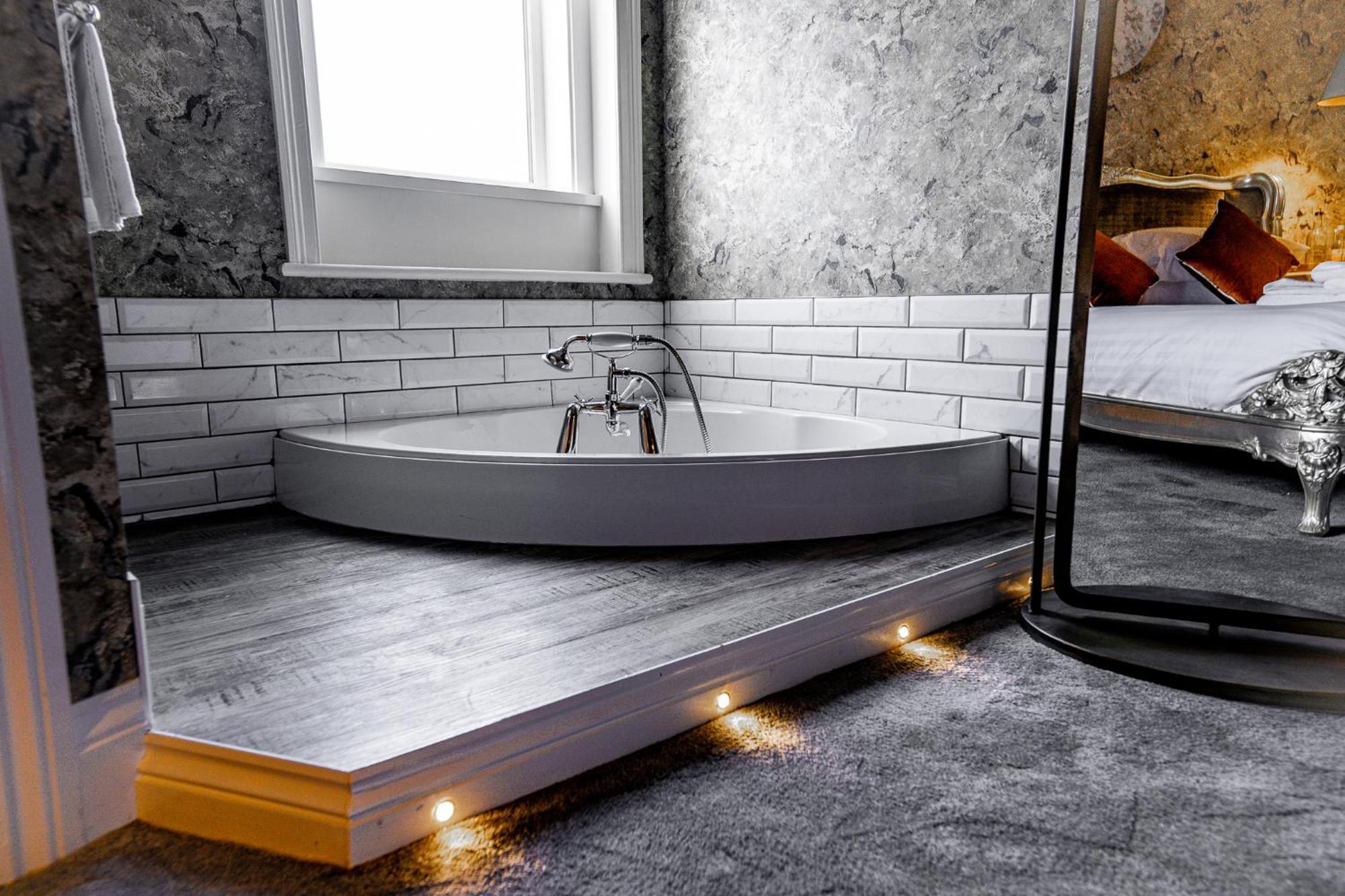 Deluxe Double Room Bath