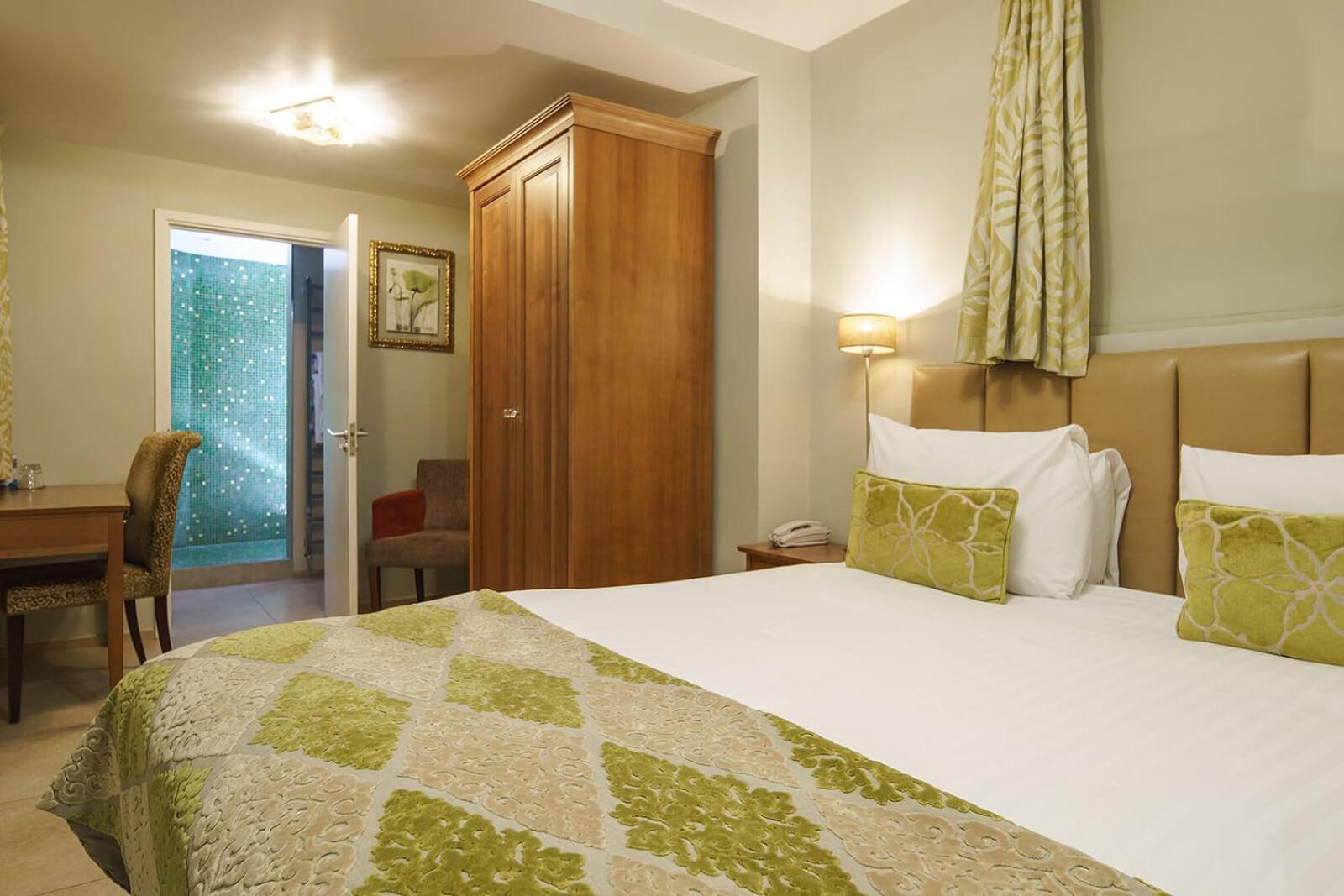 Courtyard Comfy Room